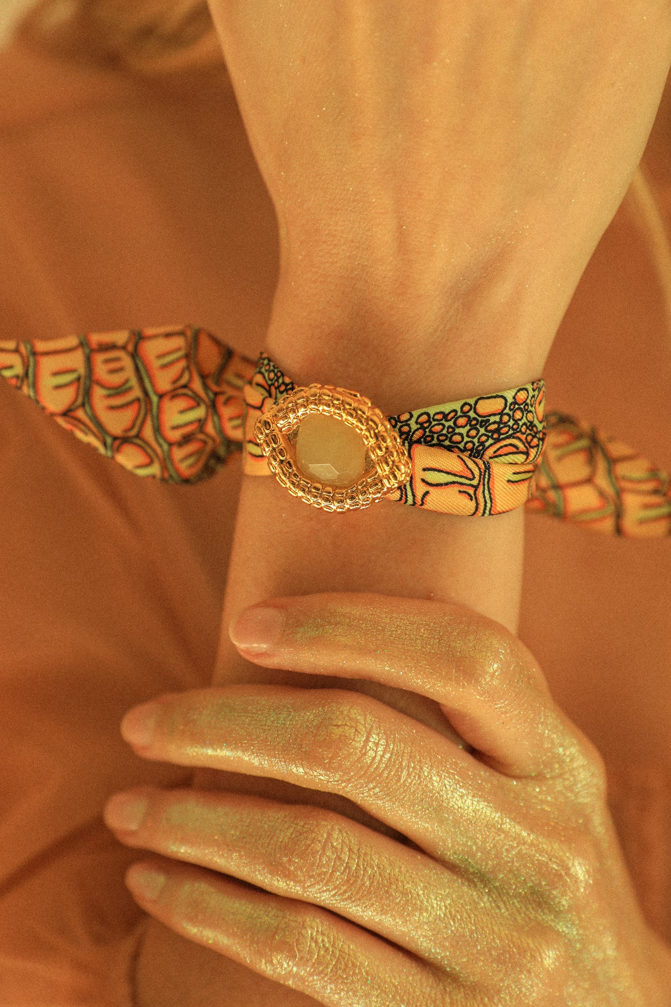 OEIL DE CAÏMAN, jade oil - Ornement à foulard ou pendentif