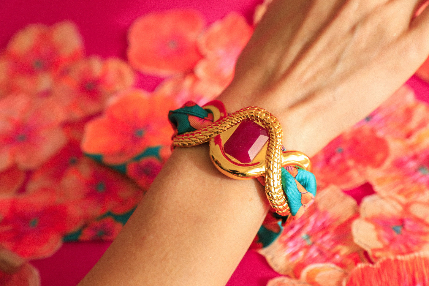 Manchette Caïman Agate fuchsia et ruban Pensées turquoise