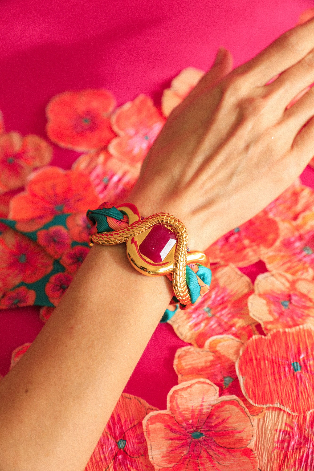 Manchette Caïman Agate fuchsia et ruban Pensées turquoise