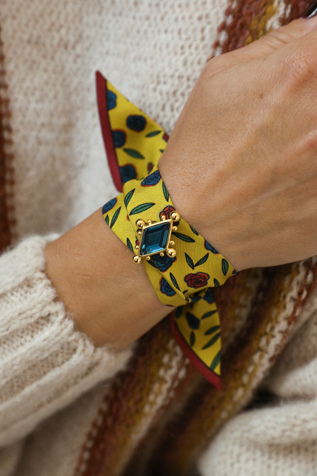 Circus blue ornament and its 4cm silk bracelet Gypsy Tales, curry