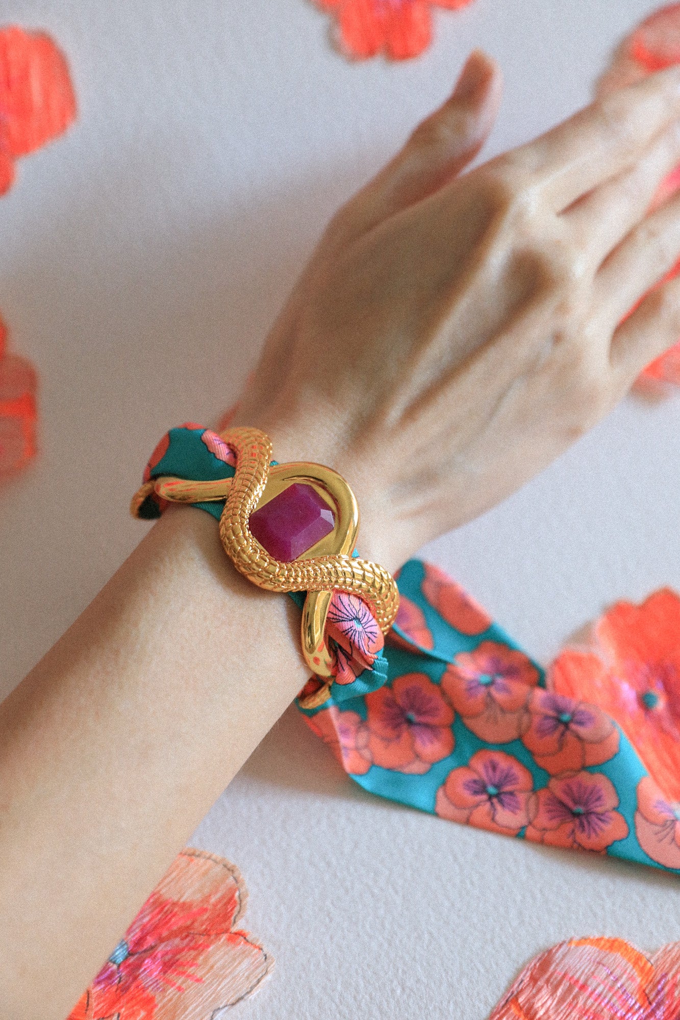 Manchette Caïman Agate fuchsia et ruban Pensées turquoise