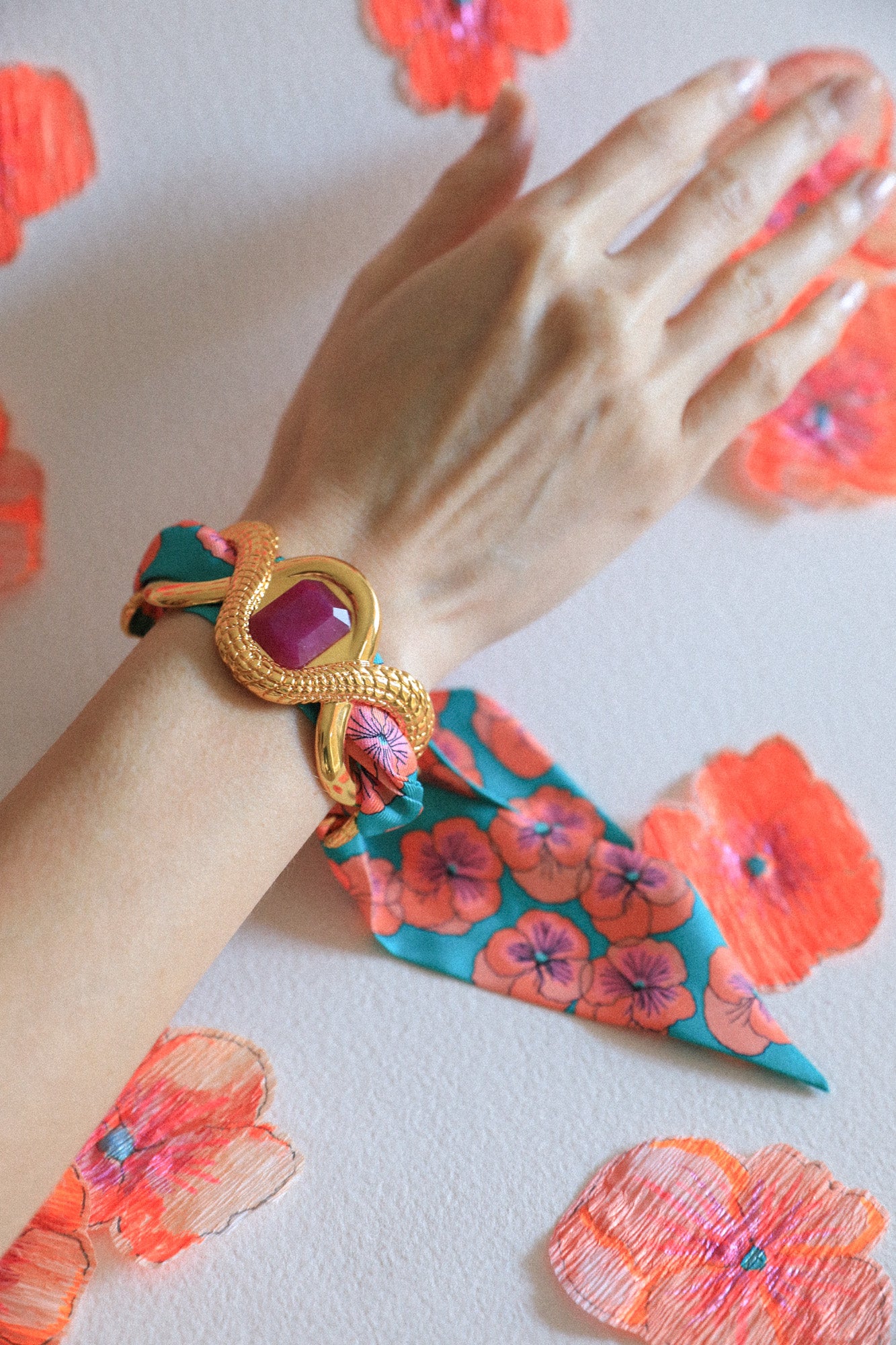 Manchette Caïman Agate fuchsia et ruban Pensées turquoise
