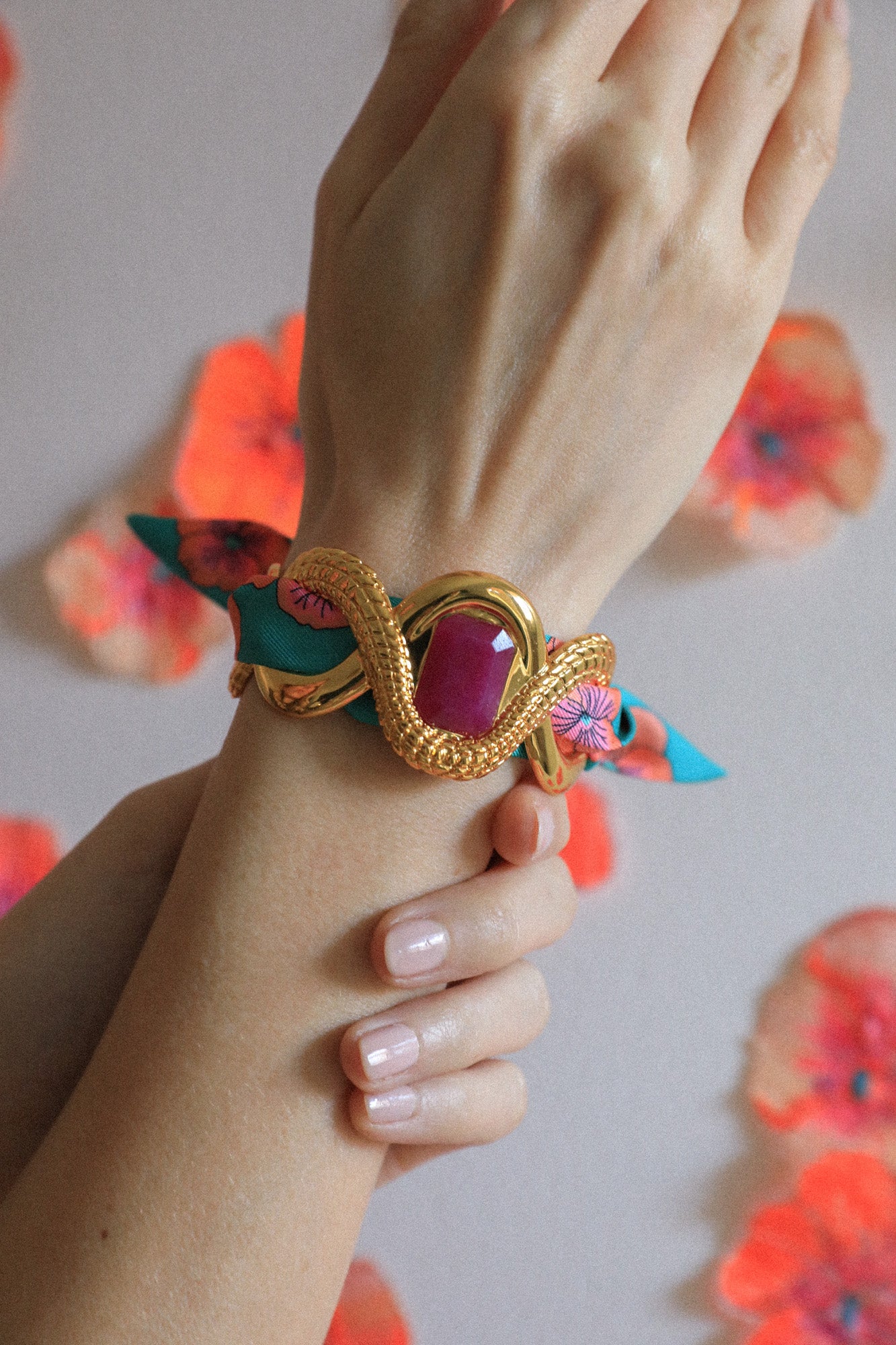 Manchette Caïman Agate fuchsia et ruban Pensées turquoise