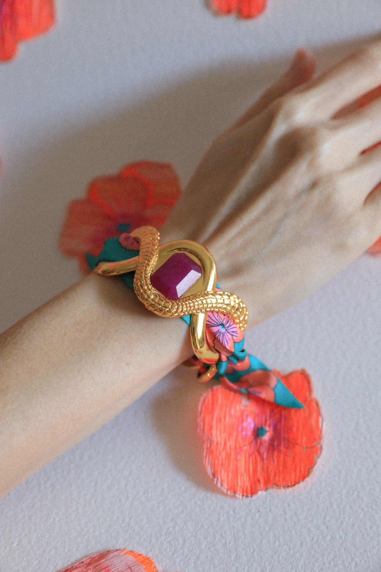 Manchette Caïman Agate fuchsia et ruban Pensées turquoise