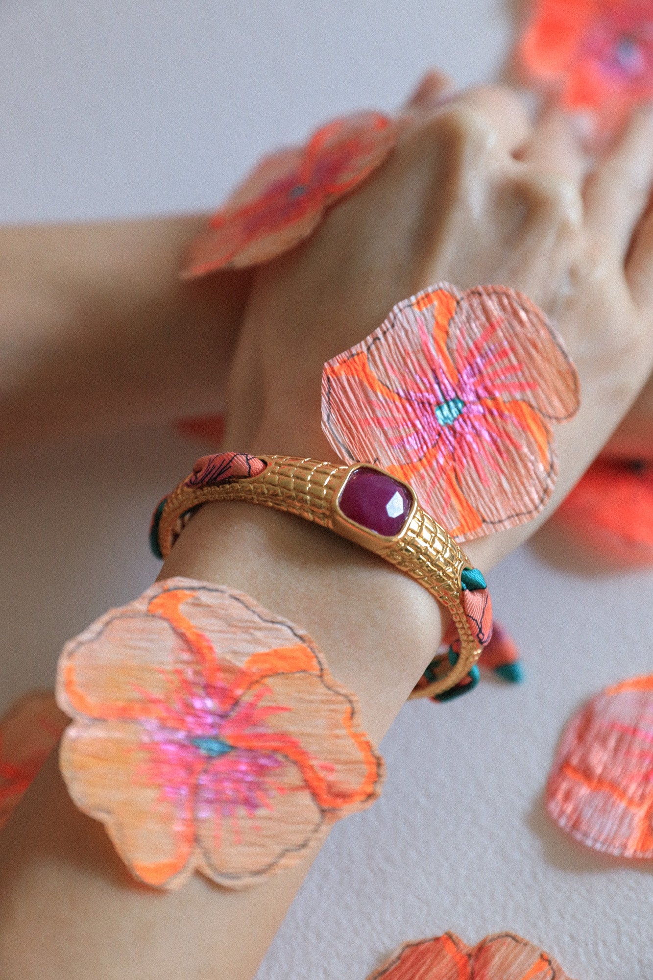 Bracelet Caïman en agate fuchsia et ruban Pensées turquoise