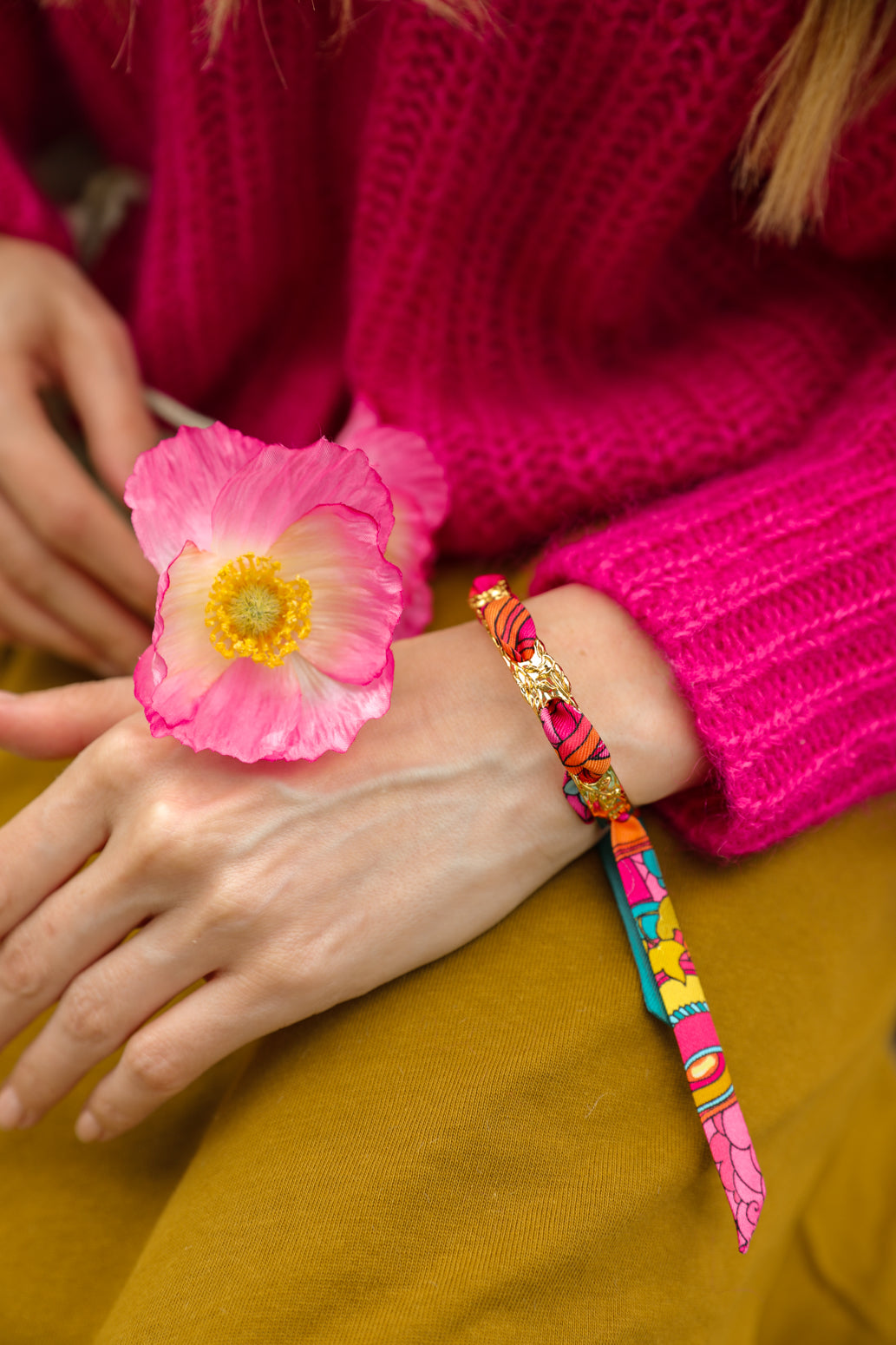 Queen bracelet and its ribbon Unknown Address, blue and pink