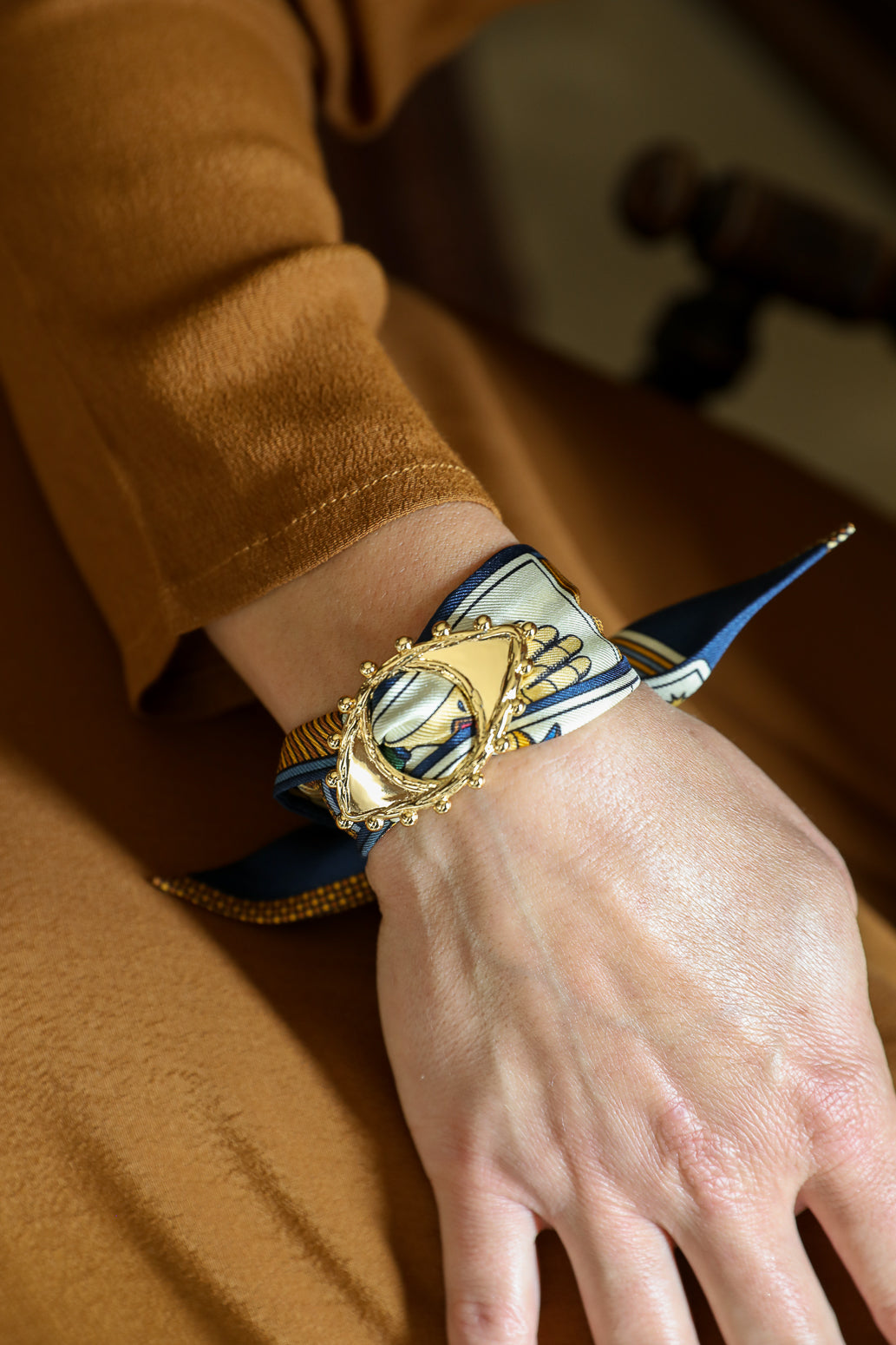 Golden Good Eye ornament and its 4cm silk bracelet Tarot, navy blue