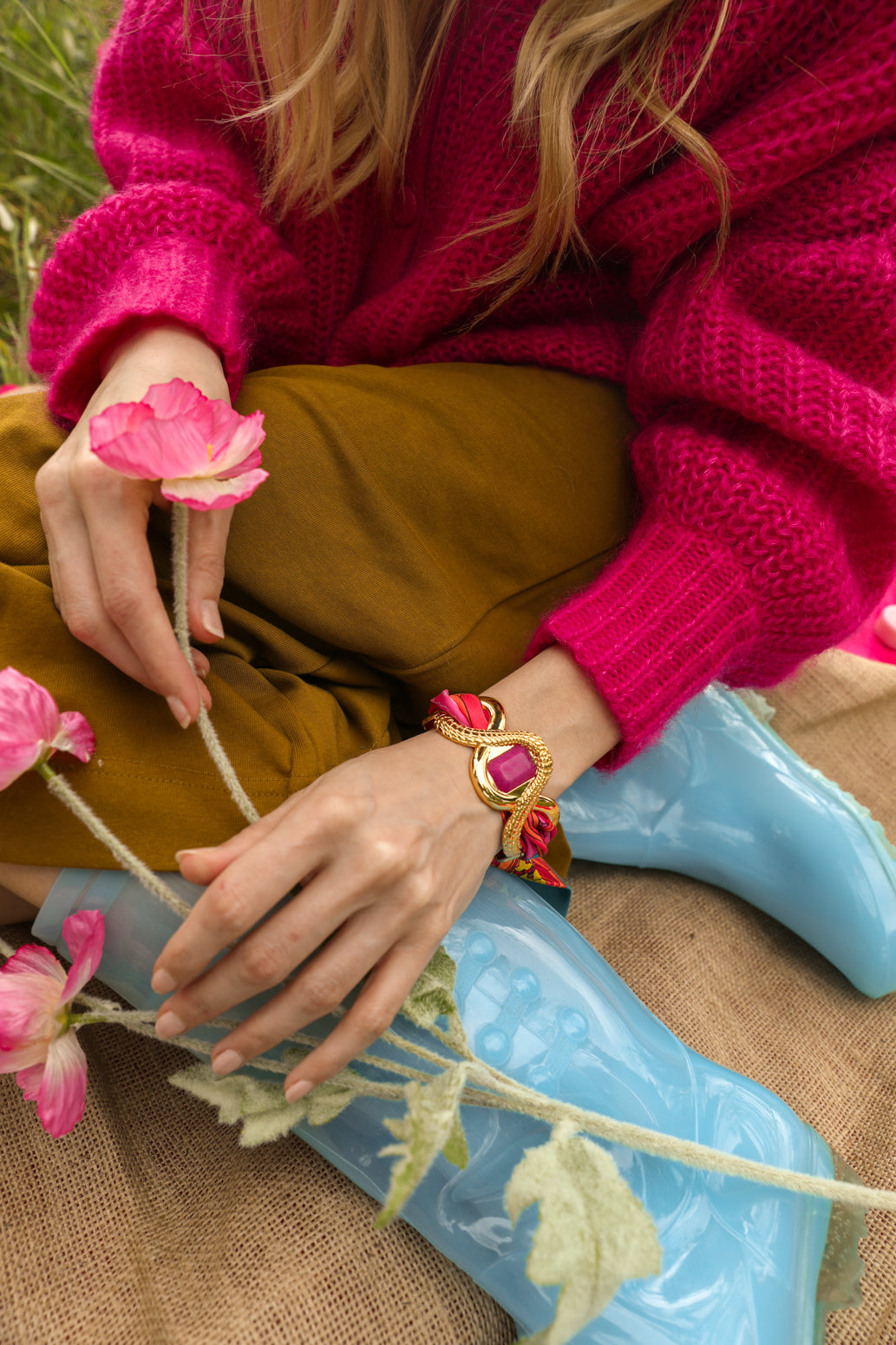 Manchette Caïman avec agate rose et ruban Adresse Inconnue, Rose et bleu