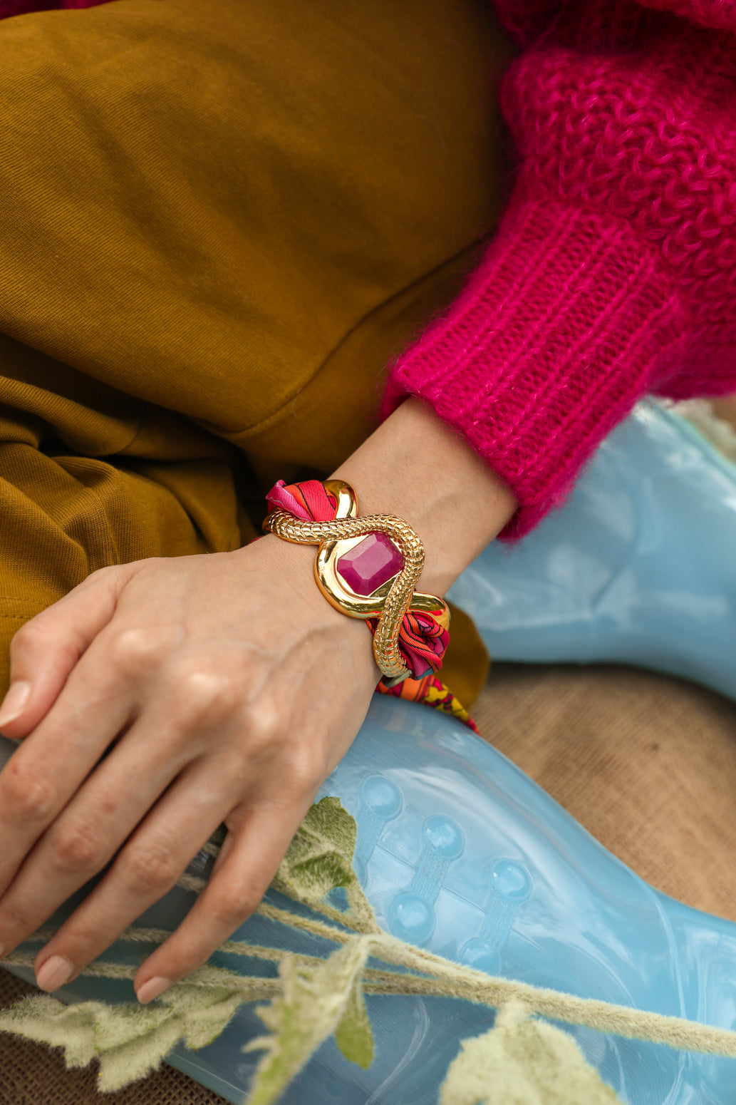 Manchette Caïman avec agate rose et ruban Adresse Inconnue, Rose et bleu