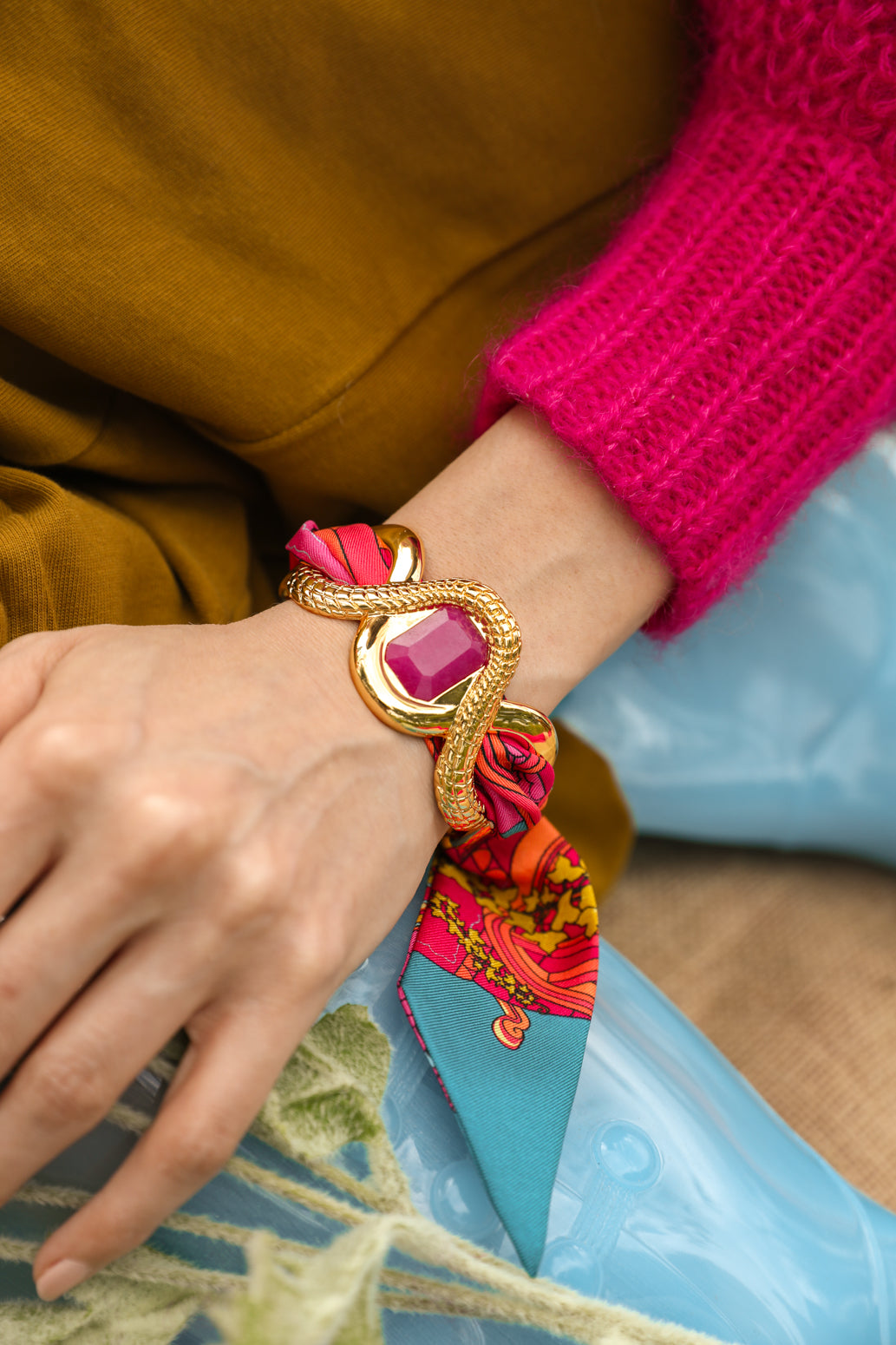 Manchette Caïman avec agate rose et ruban Adresse Inconnue, Rose et bleu