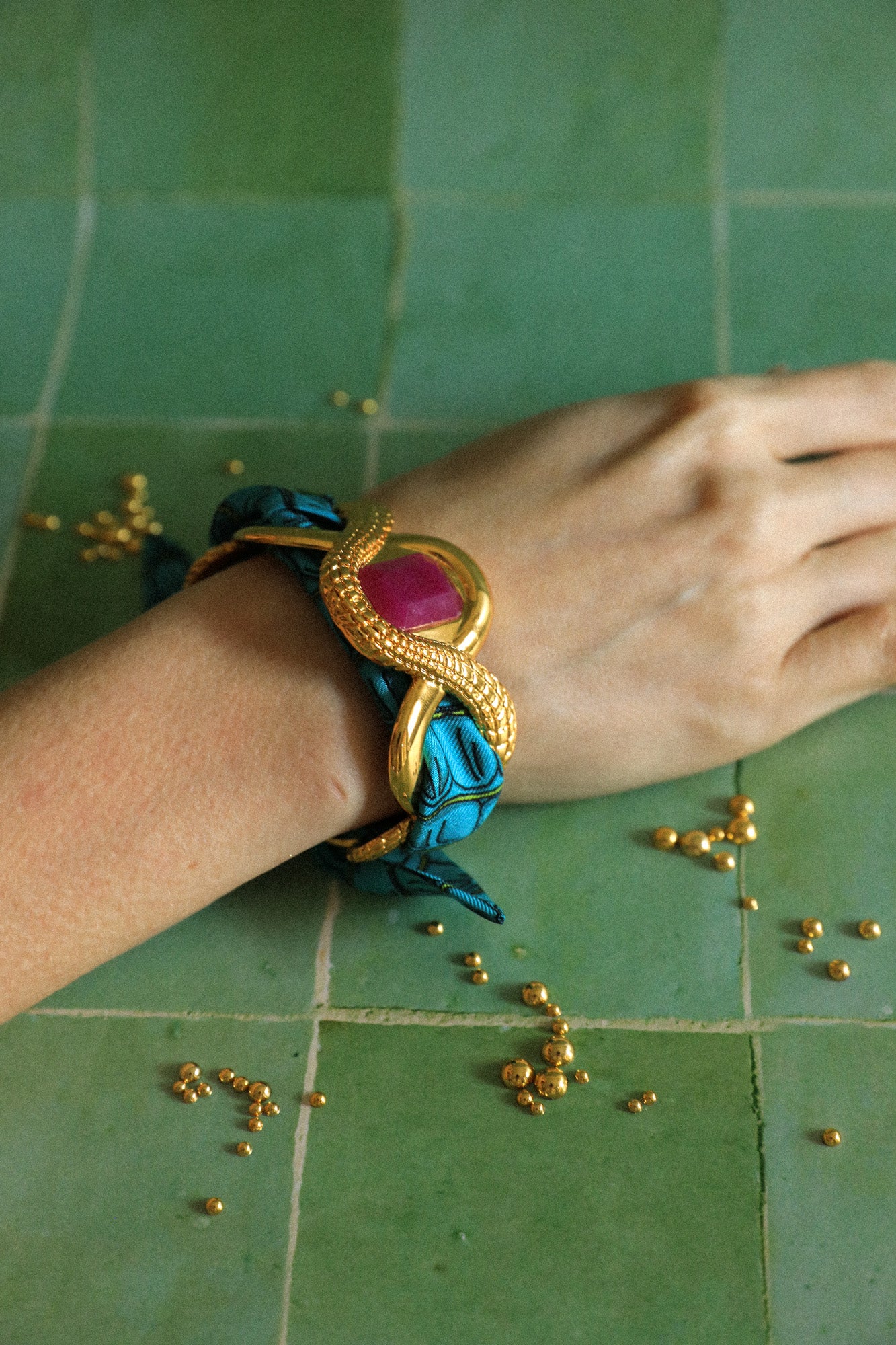Manchette Caïman Agate fuchsia et ruban Croco aqua