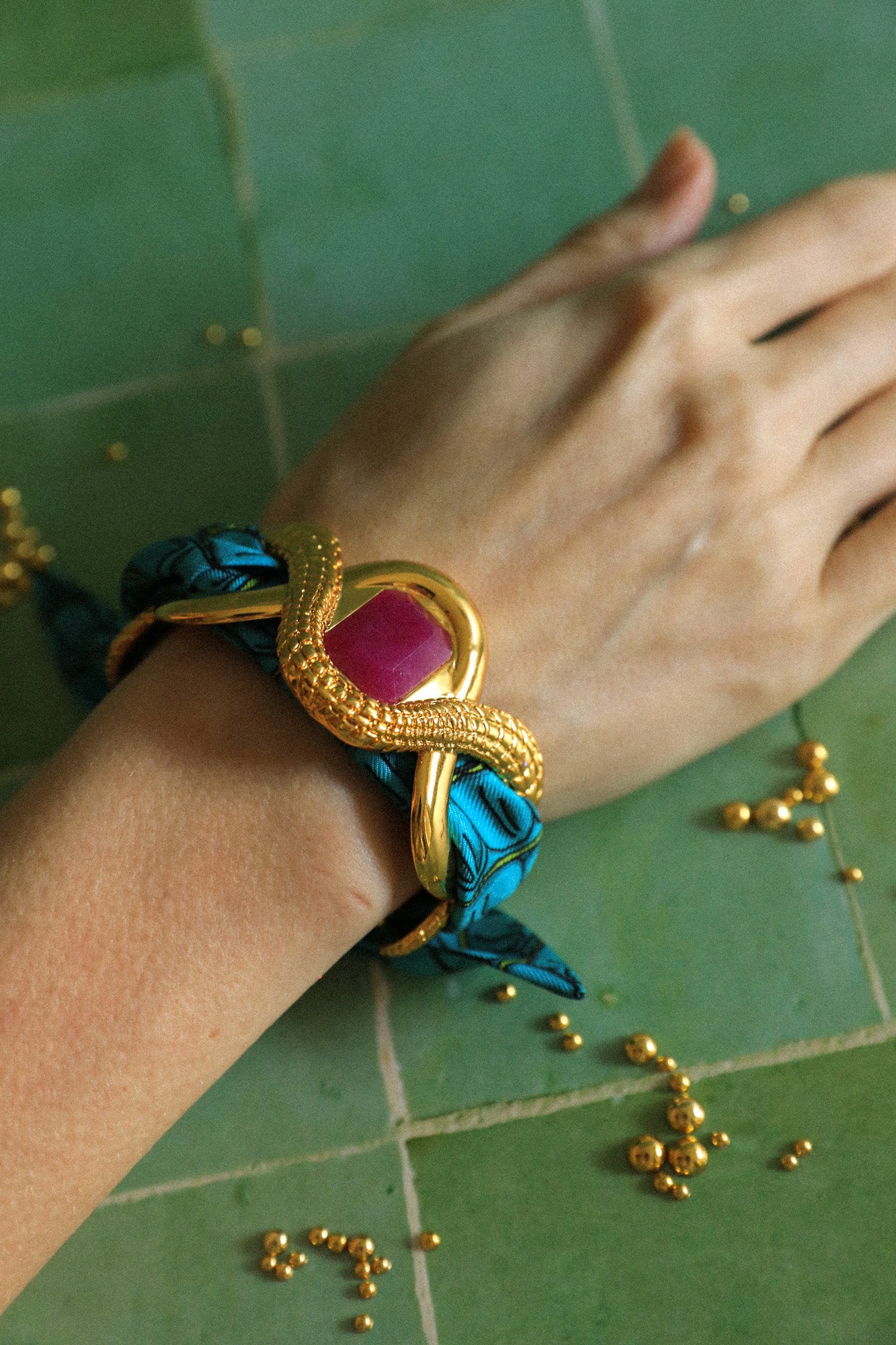 Manchette Caïman Agate fuchsia et ruban Croco aqua