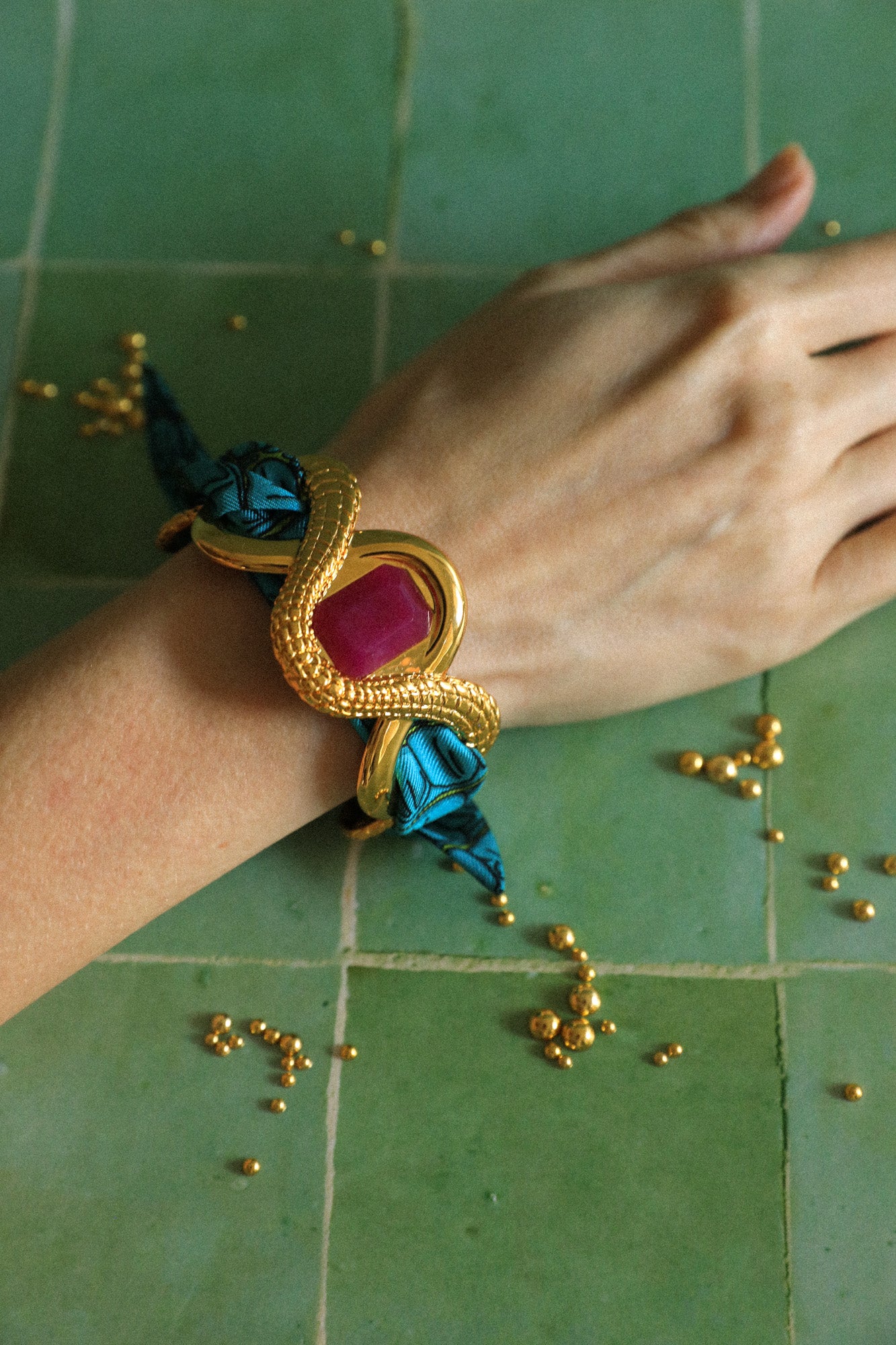 Manchette Caïman Agate fuchsia et ruban Croco aqua