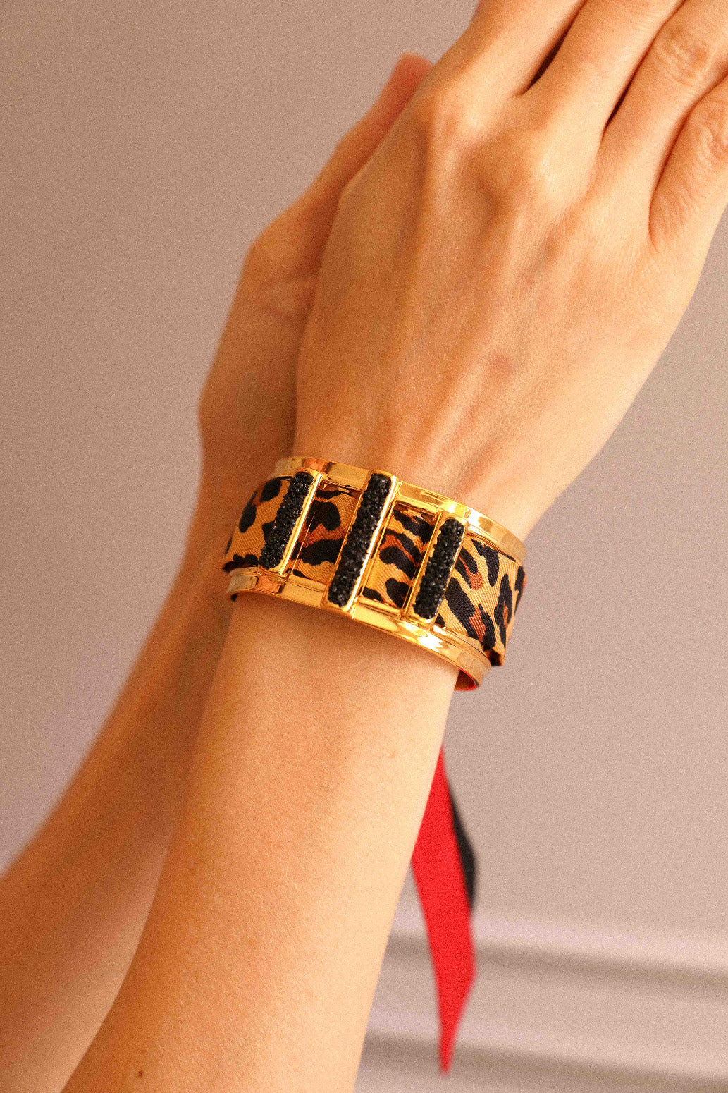 Manchette Quartz et ruban Le Léopard, rouge et noir