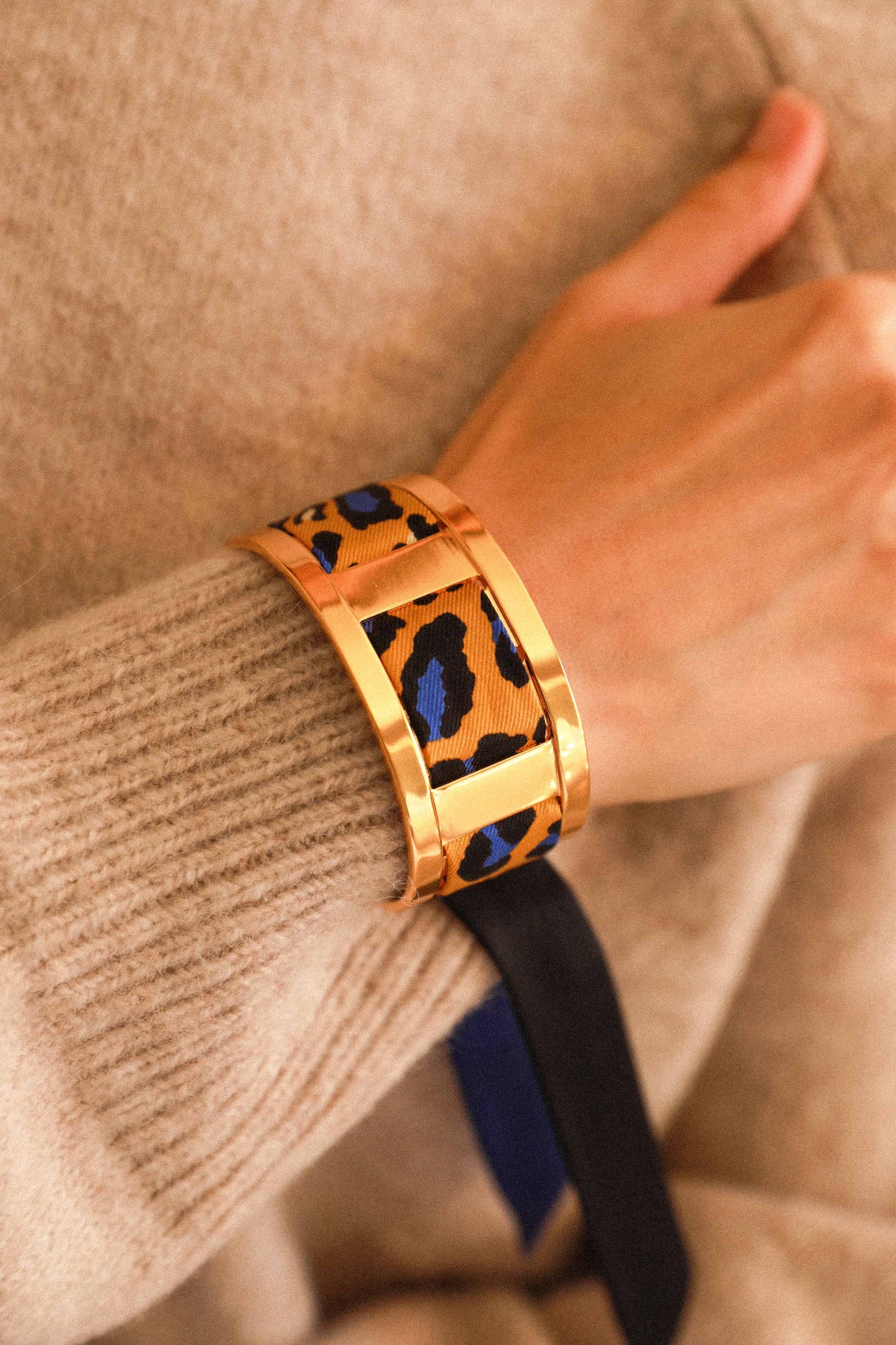 JMA cuff and its Leopard ribbon, blue/yellow