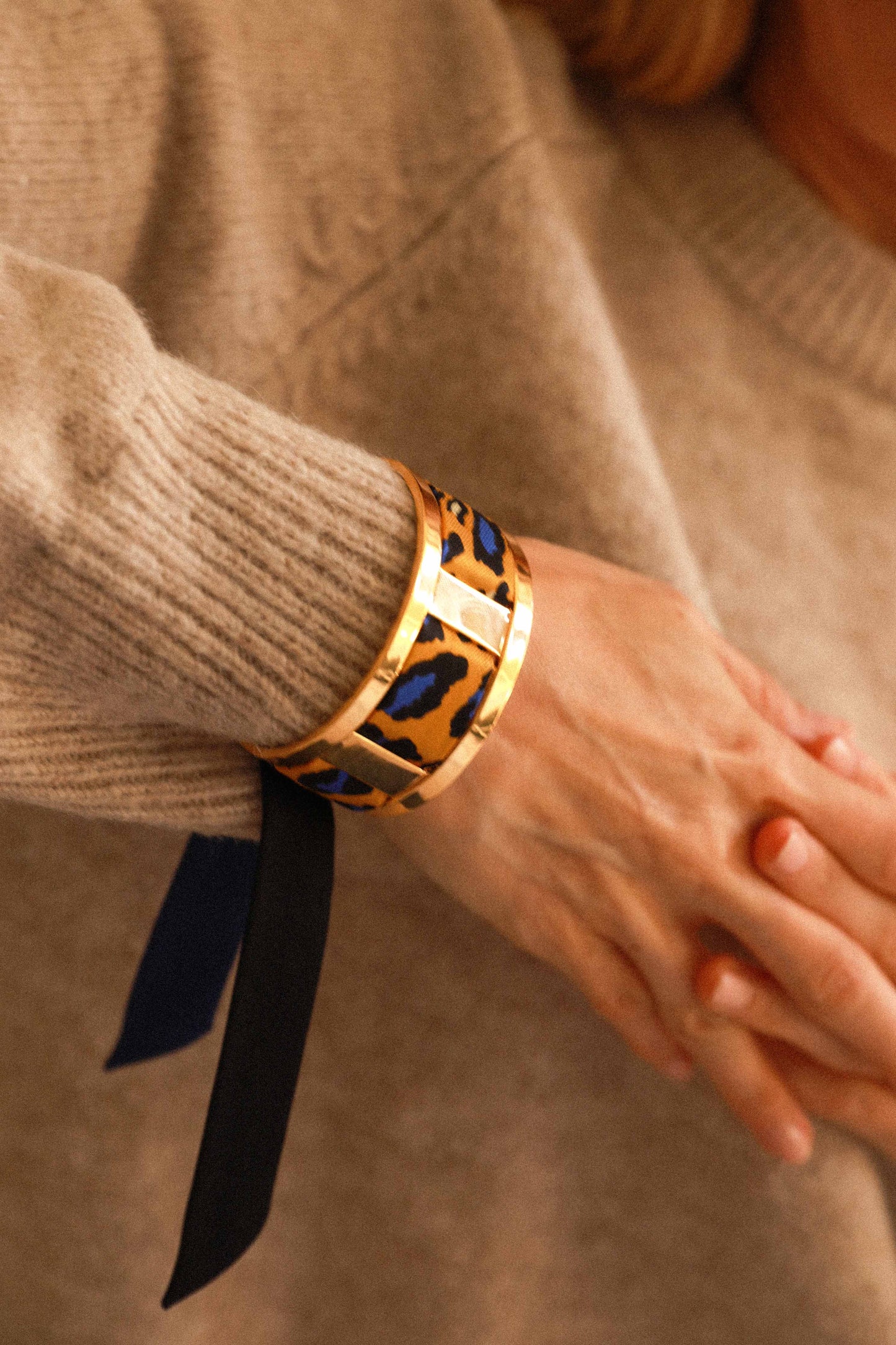 JMA cuff and its Leopard ribbon, blue/yellow