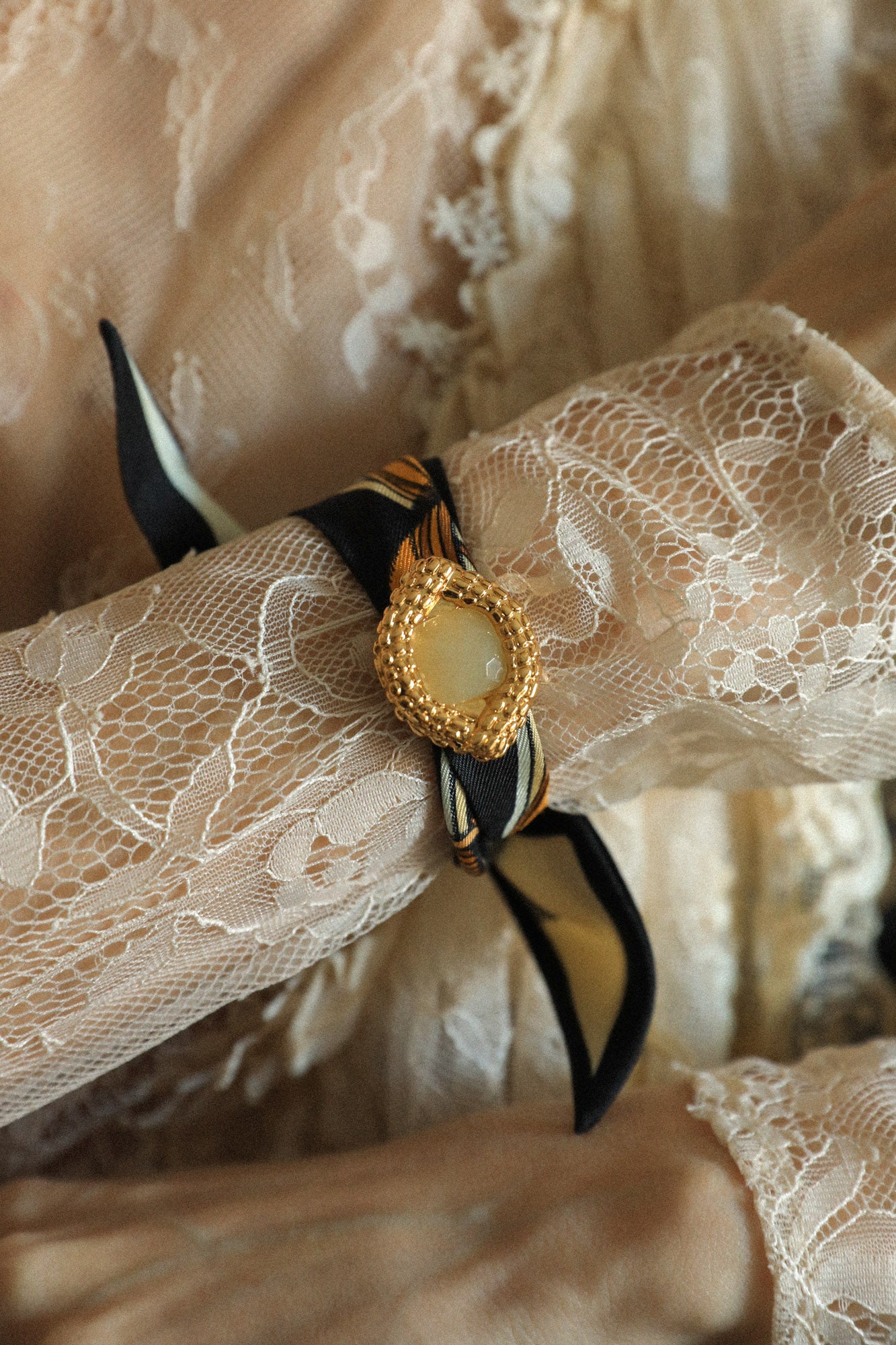OEIL DE CAÏMAN, jade oil - Ornement à foulard ou pendentif