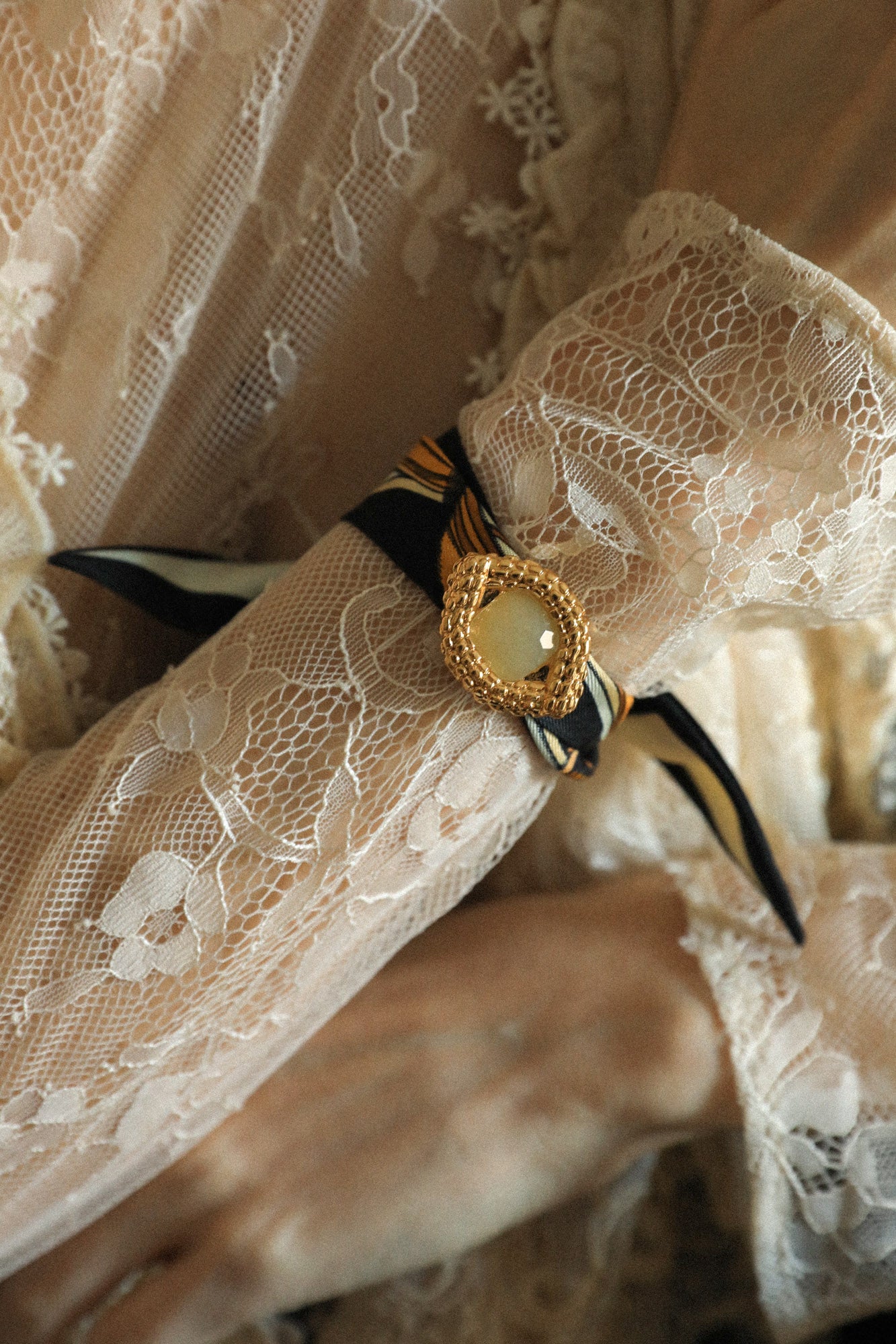 OEIL DE CAÏMAN, jade oil - Ornement à foulard ou pendentif