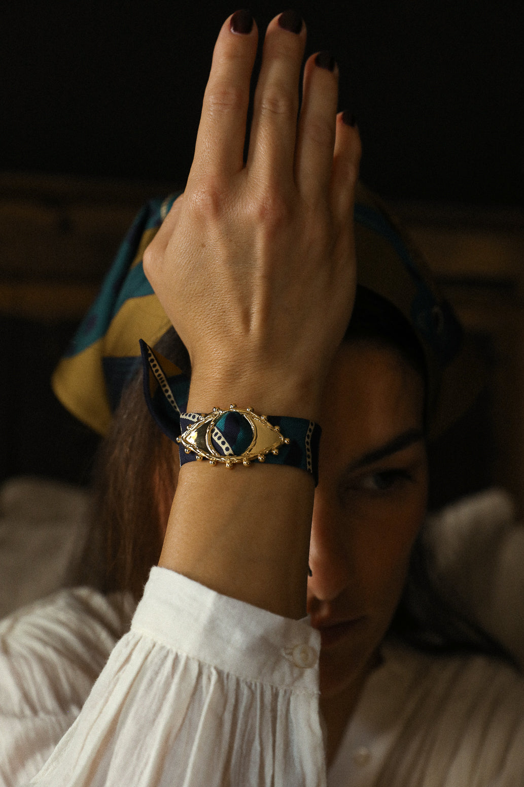 Ornement Bon Oeil doré et son bracelet en soie de 4cm Chapanoir, olive