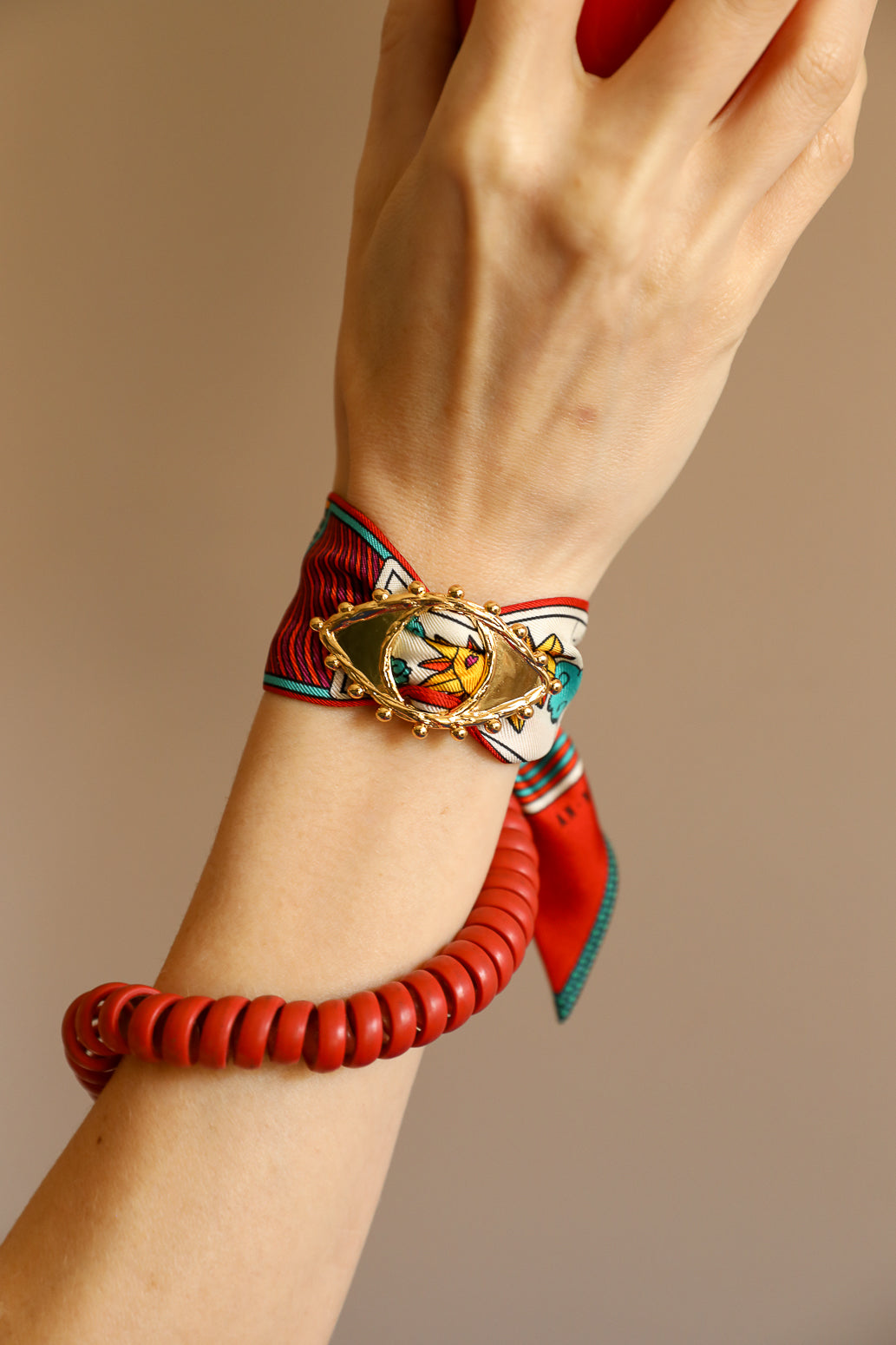 Ornement Bon Oeil doré et son bracelet en soie de 4cm Tarot, multicolore