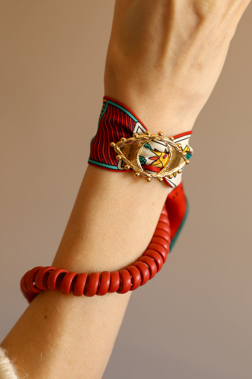 Ornement Bon Oeil doré et son bracelet en soie de 4cm Tarot, multicolore