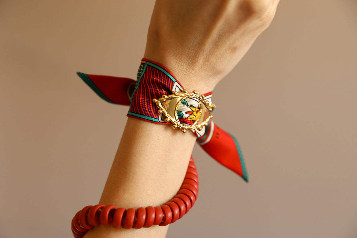 Ornement Bon Oeil doré et son bracelet en soie de 4cm Tarot, multicolore