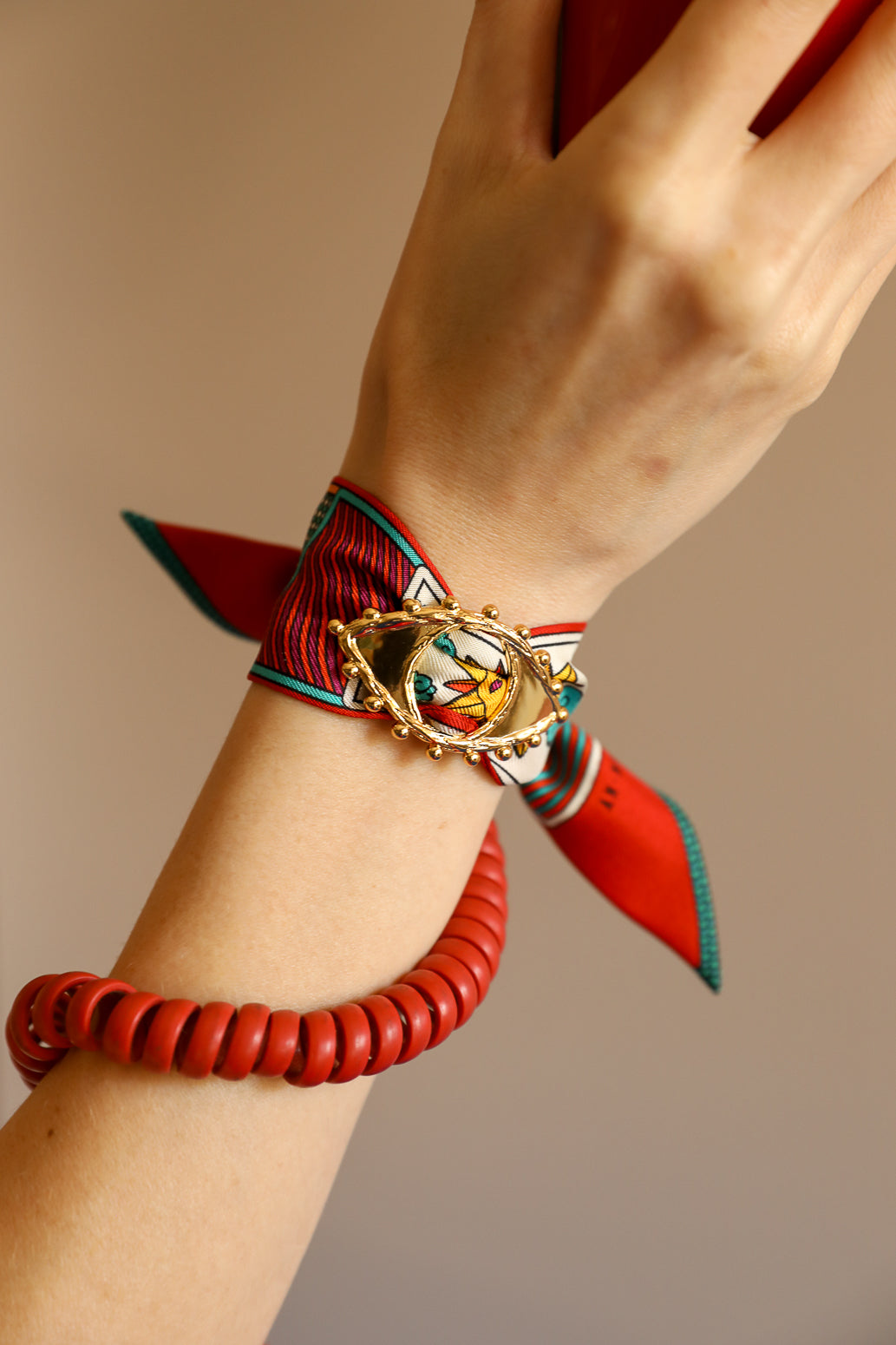 Ornement Bon Oeil doré et son bracelet en soie de 4cm Tarot, multicolore