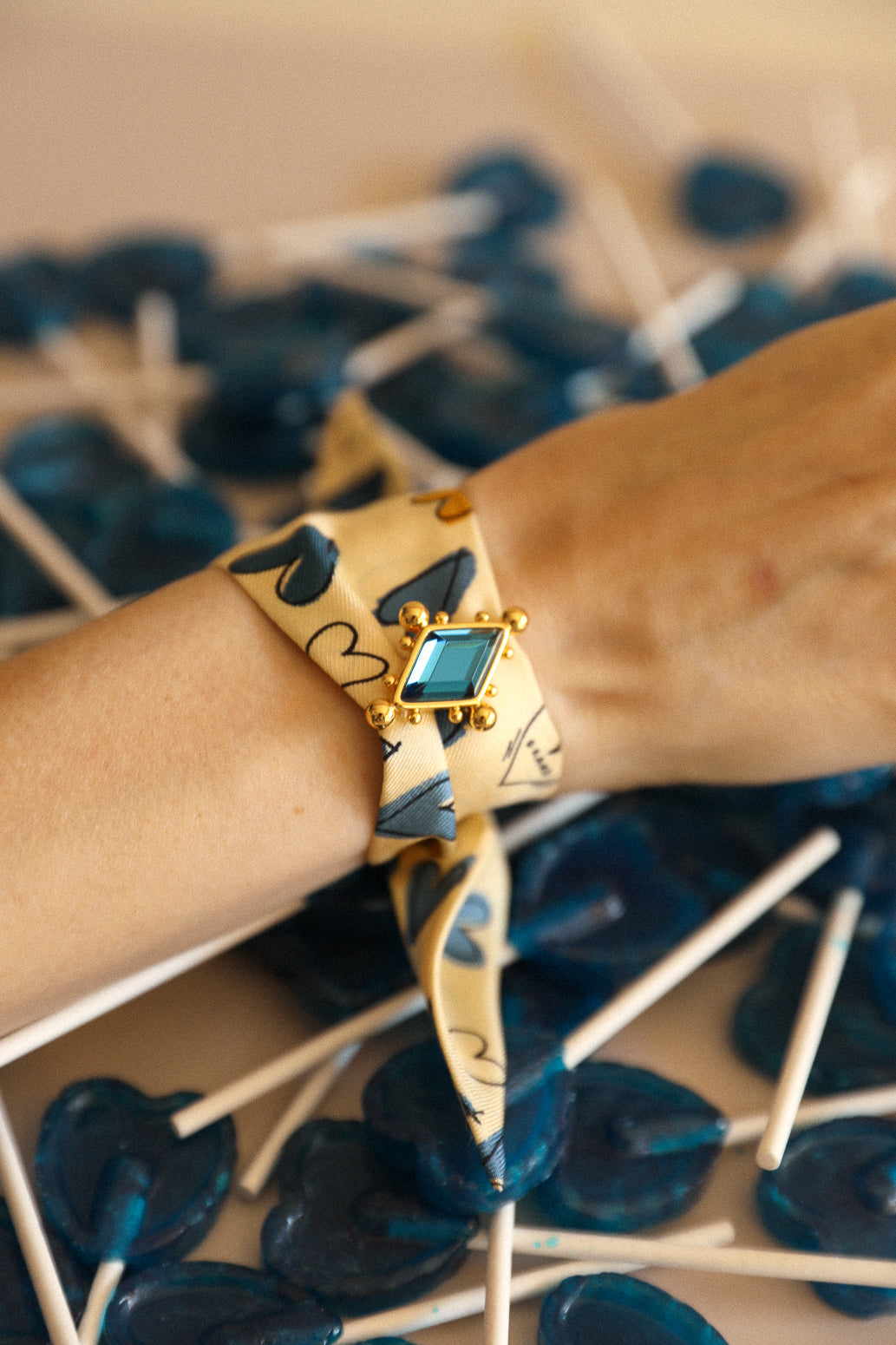 Blue Circus ornament and its 4cm silk bracelet Les Mots Bleus