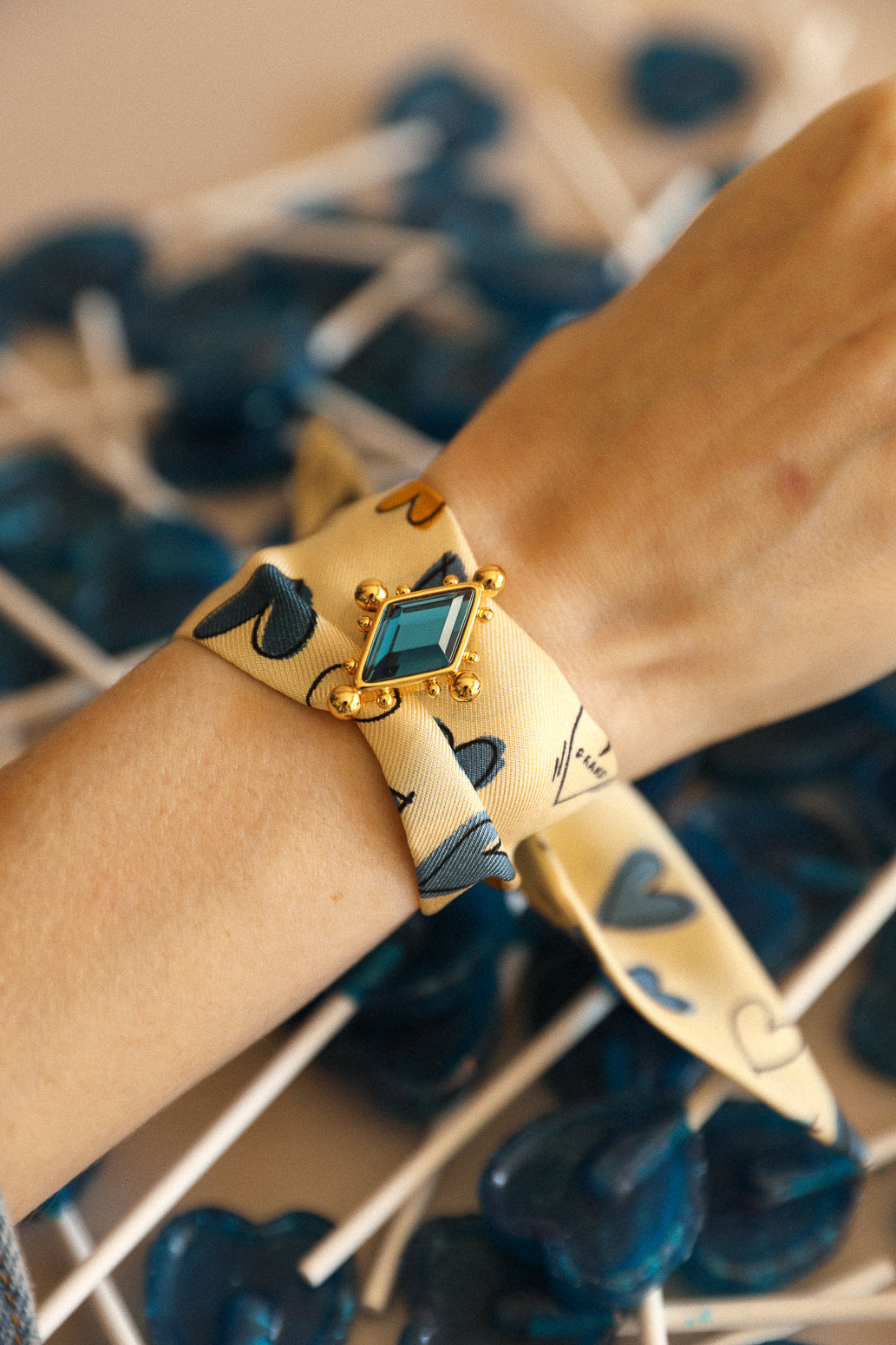 Blue Circus ornament and its 4cm silk bracelet Les Mots Bleus