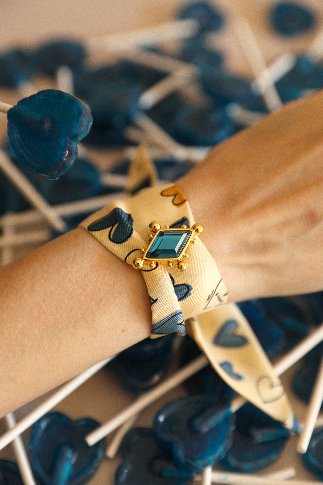 Blue Circus ornament and its 4cm silk bracelet Les Mots Bleus