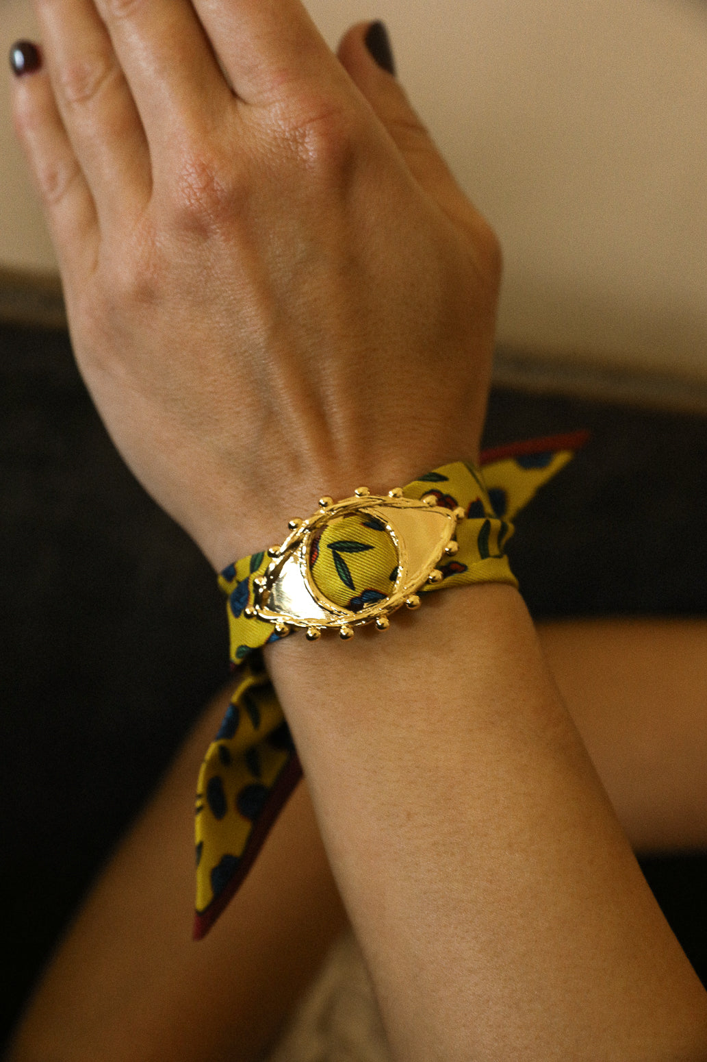 Ornement Bon Oeil doré et son bracelet en soie de 4cm Gypsy Tales, curry