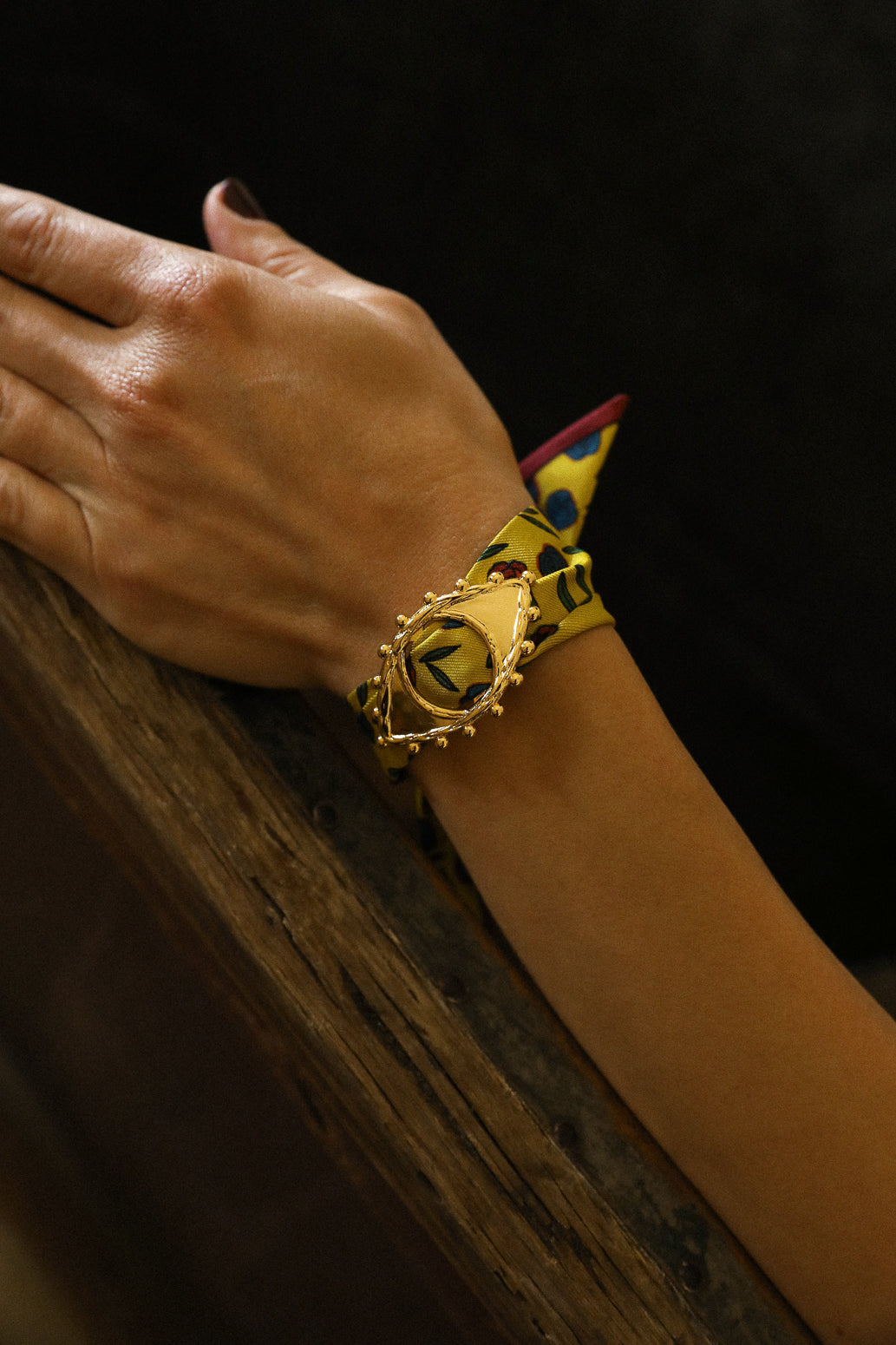 Ornement Bon Oeil doré et son bracelet en soie de 4cm Gypsy Tales, curry