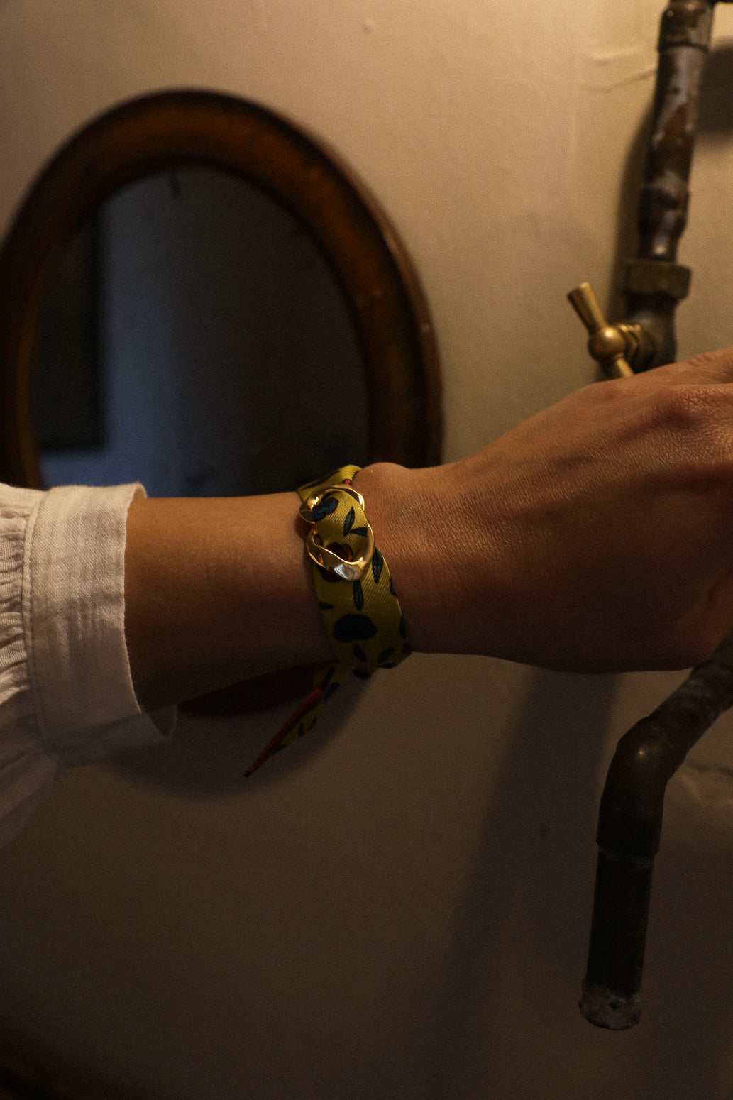 Ornement Décembre et son ruban en soie de 2cm Gypsy Tales, curry