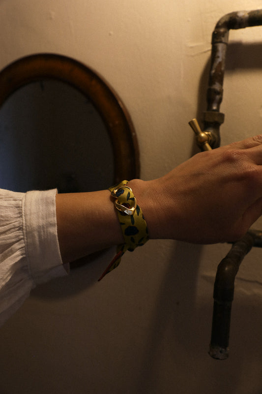 Ornement Décembre et son ruban en soie de 2cm Gypsy Tales, curry