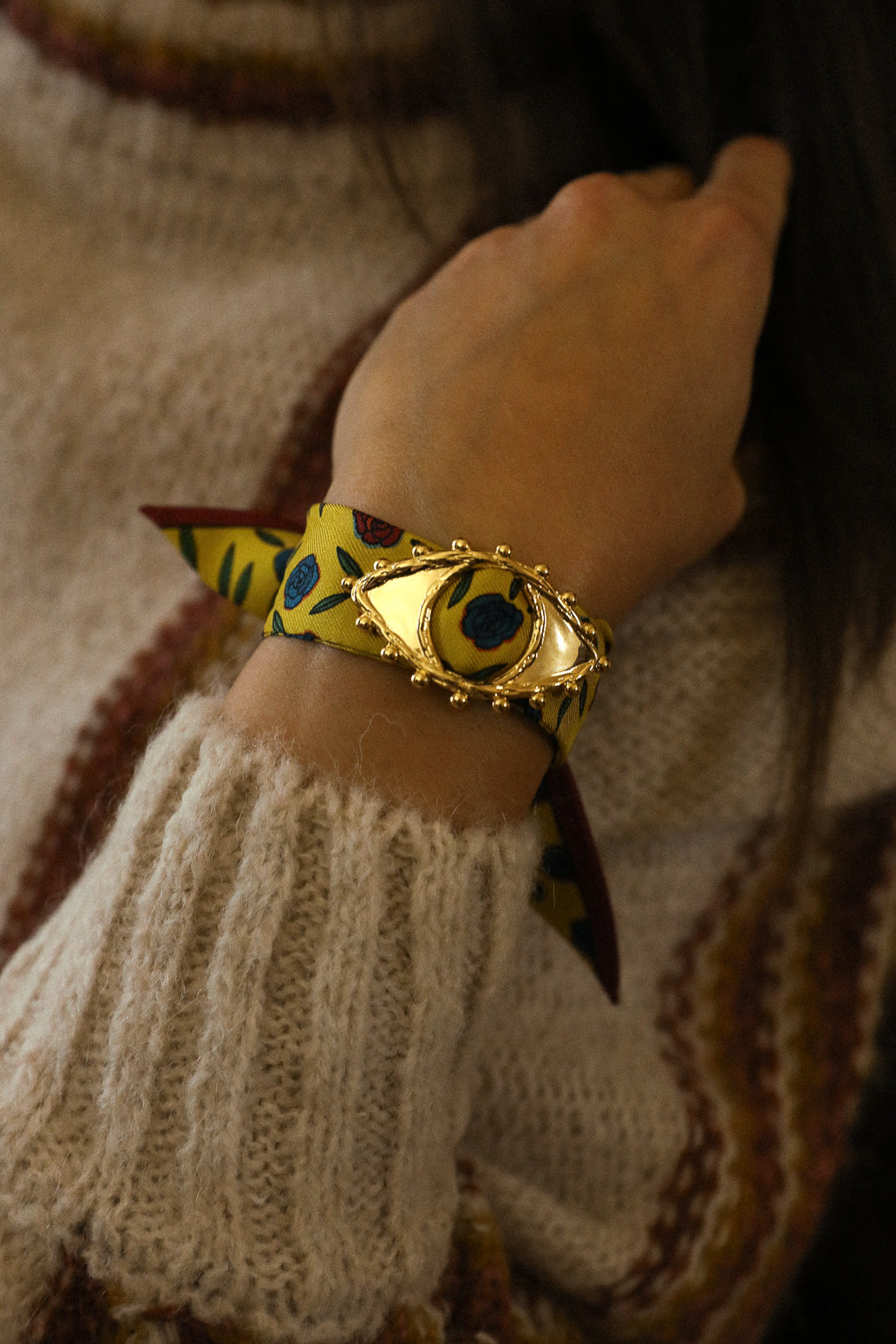 Ornement Bon Oeil doré et son bracelet en soie de 4cm Gypsy Tales, curry