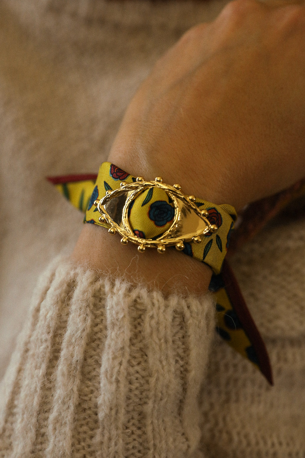 Ornement Bon Oeil doré et son bracelet en soie de 4cm Gypsy Tales, curry