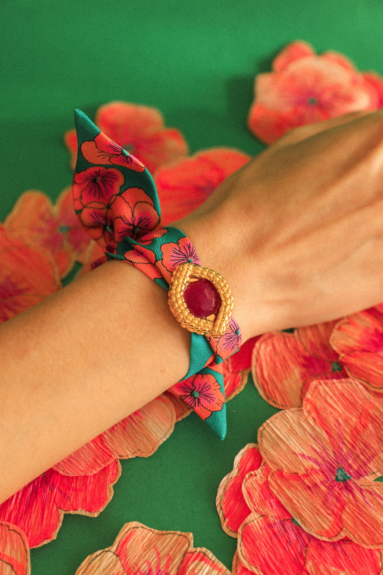 OEIL DE CAÏMAN, agate fuchsia - Ornement à foulard ou pendentif