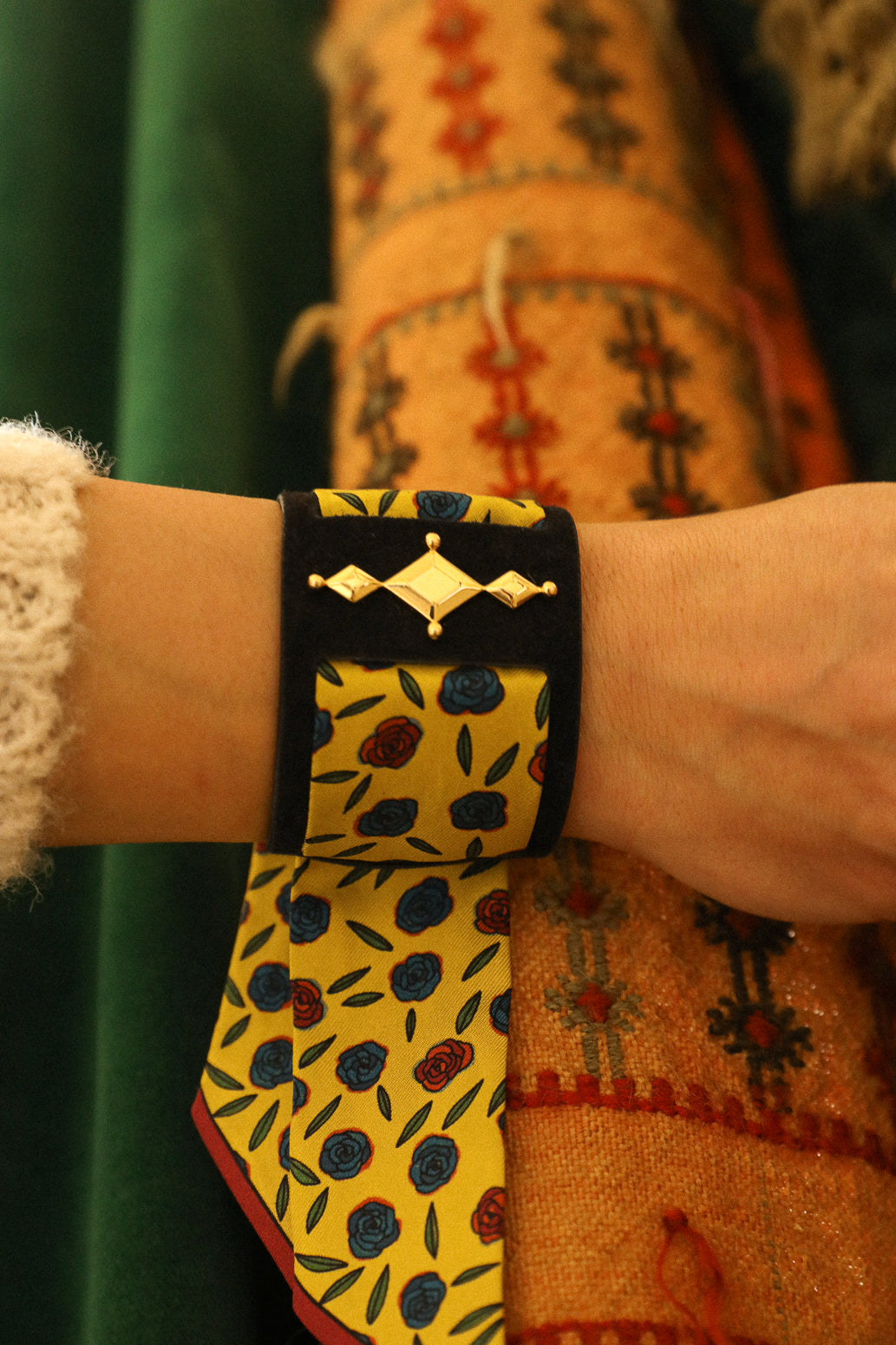 Manchette Circus noire et ruban Gypsy Tales, Curry