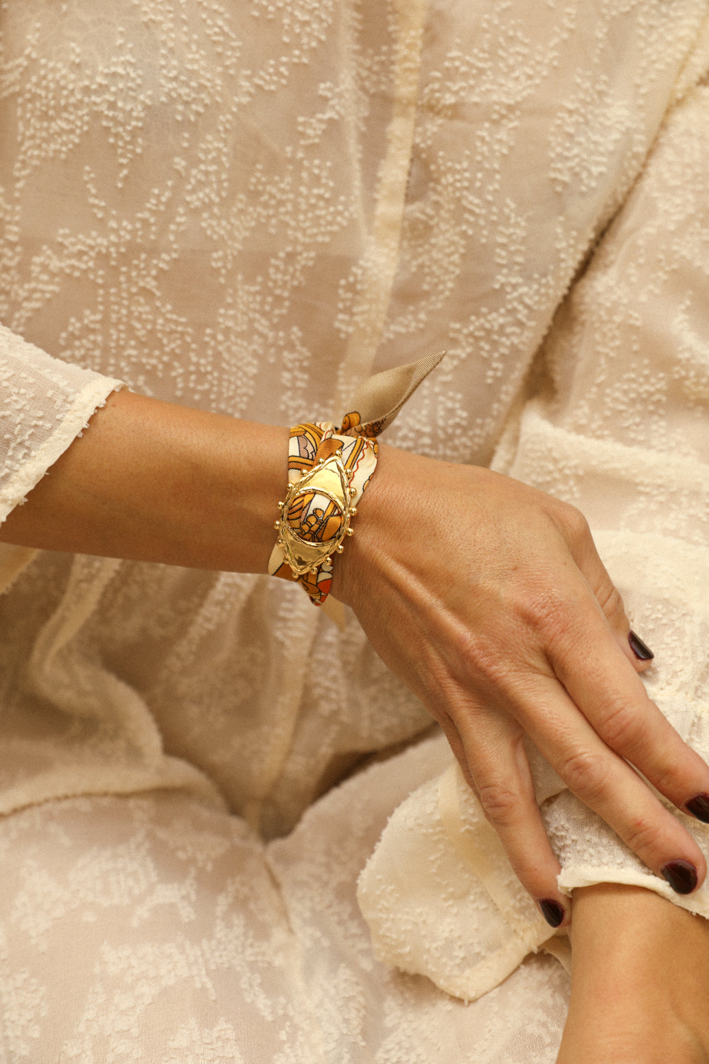 Good Eye ornament and its 4cm silk bracelet Unknown address, snow