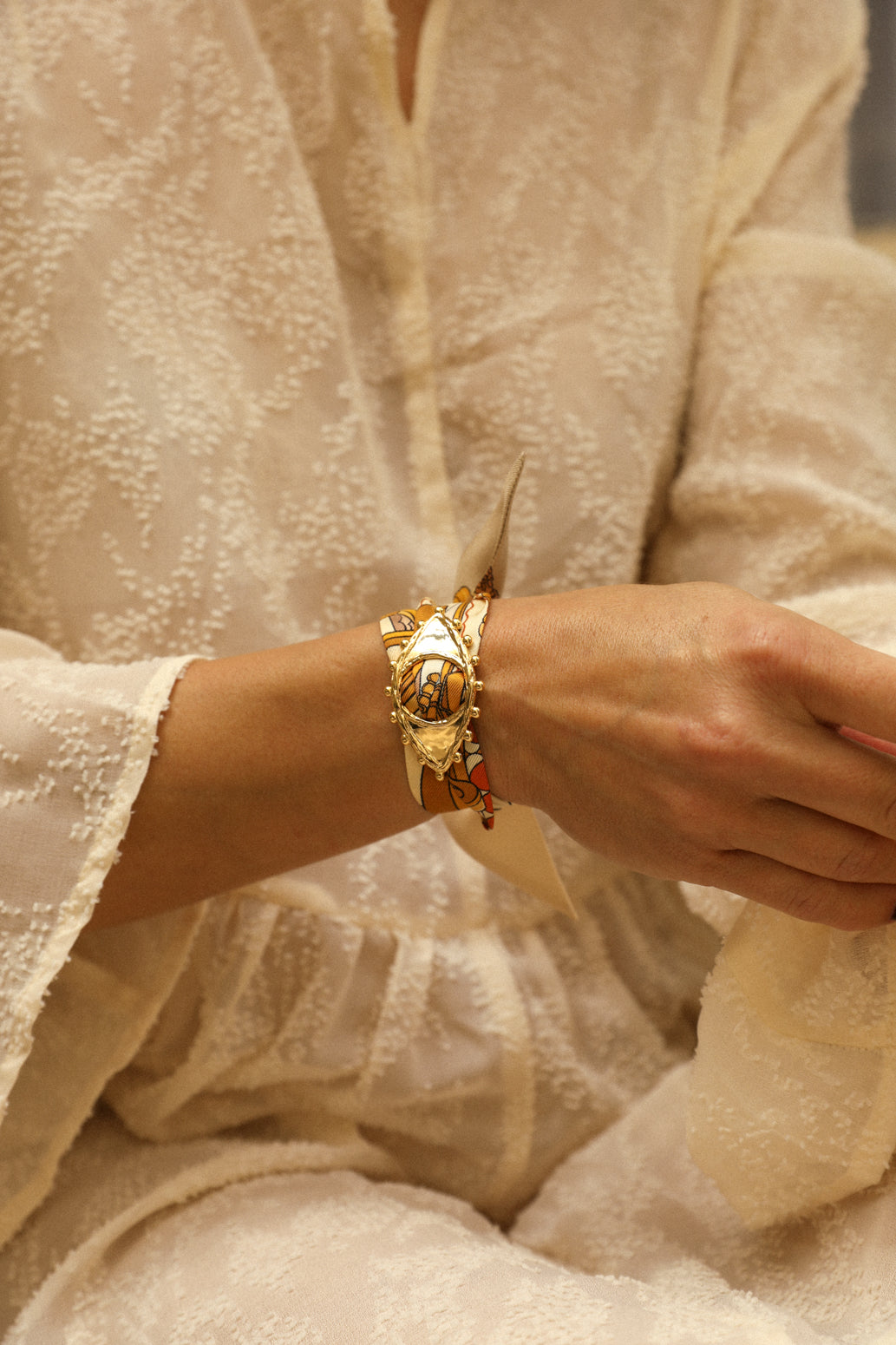 Good Eye ornament and its 4cm silk bracelet Unknown address, snow