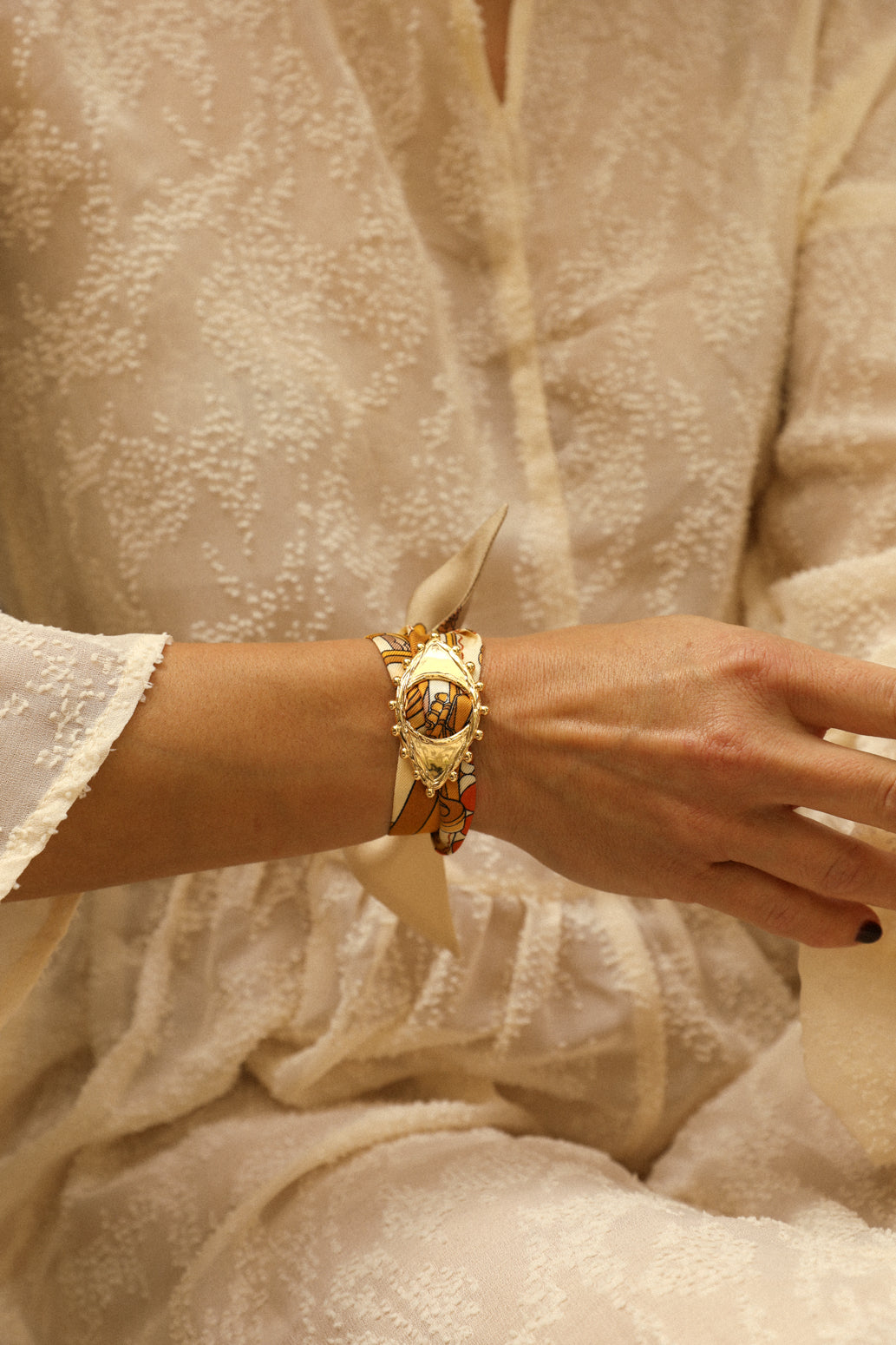 Good Eye ornament and its 4cm silk bracelet Unknown address, snow