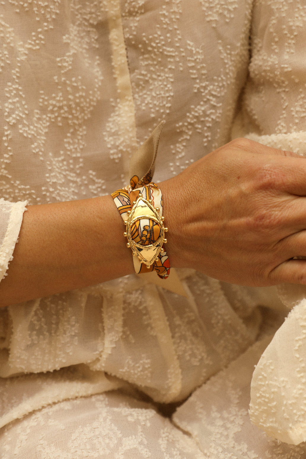 Good Eye ornament and its 4cm silk bracelet Unknown address, snow