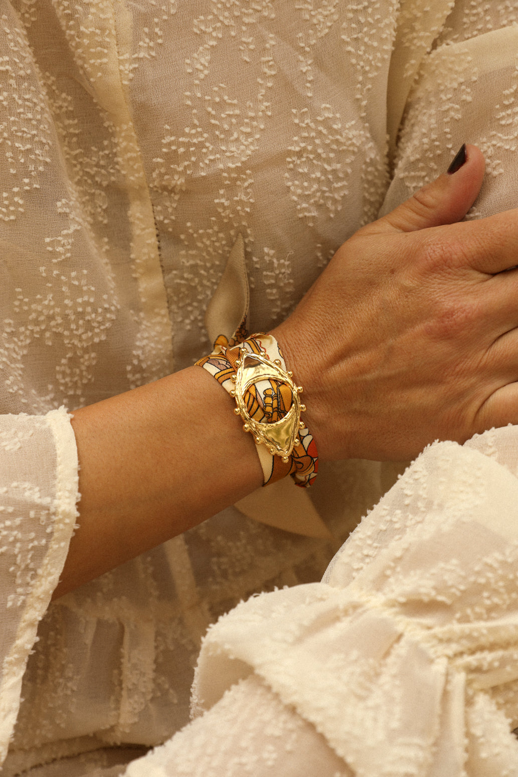 Good Eye ornament and its 4cm silk bracelet Unknown address, snow