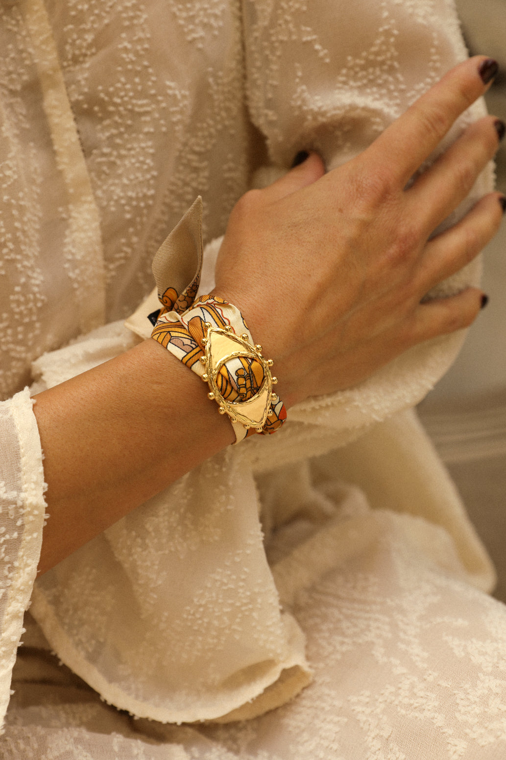 Good Eye ornament and its 4cm silk bracelet Unknown address, snow