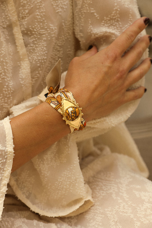 Good Eye ornament and its 4cm silk bracelet Unknown address, snow