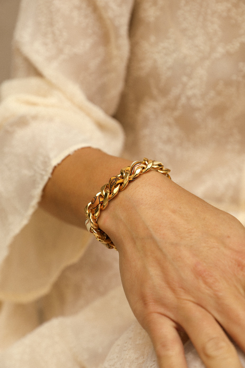 December bracelet and its ribbon Unknown address, snow