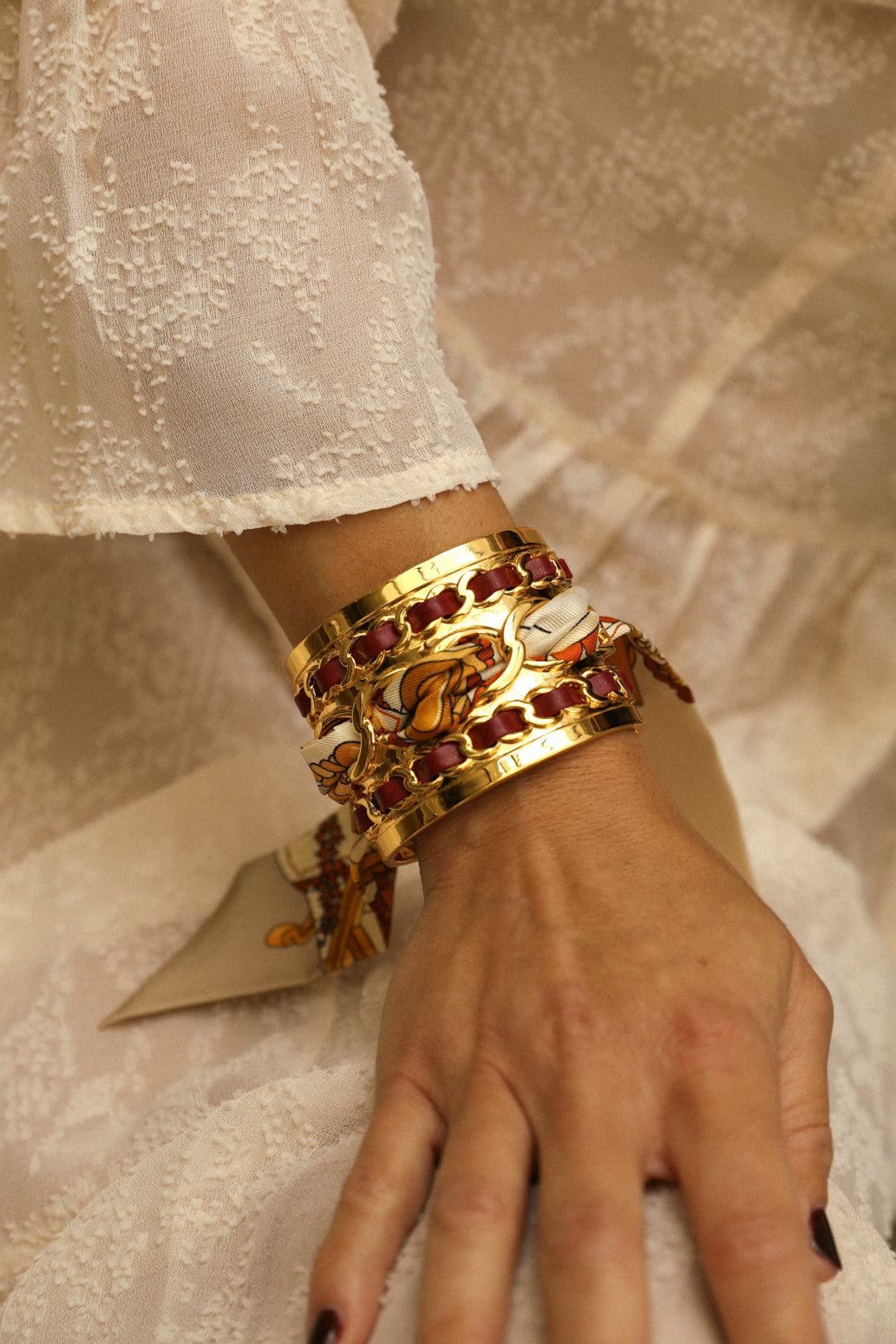 Large December cuff and ribbon Address unknown, snow