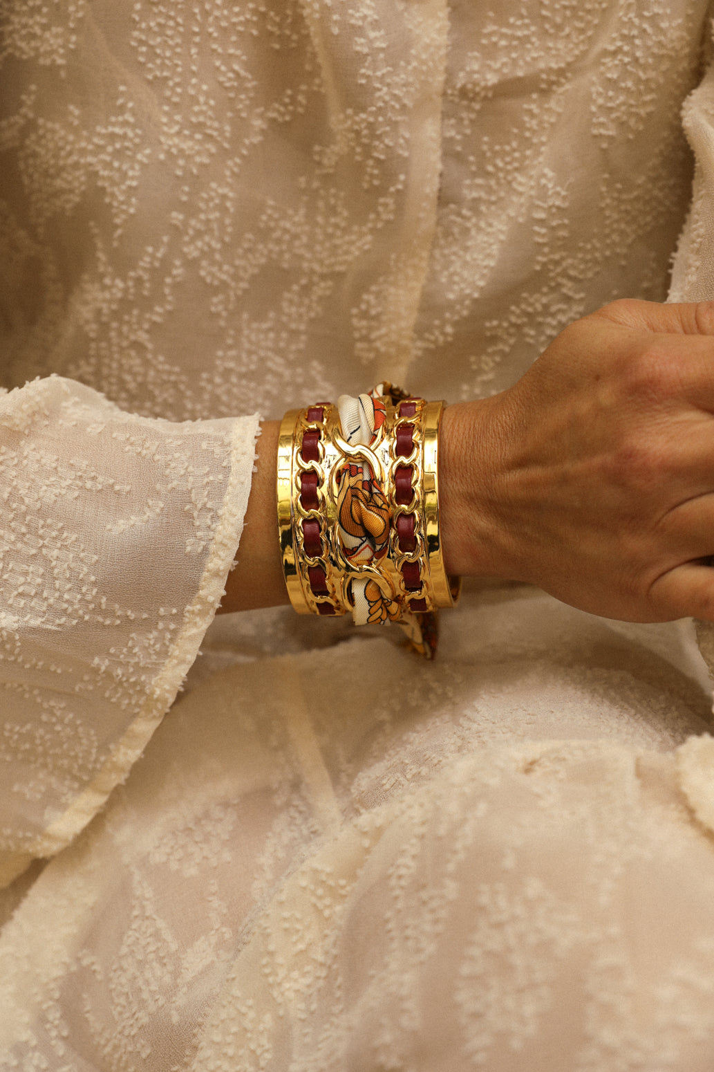 Large December cuff and ribbon Address unknown, snow