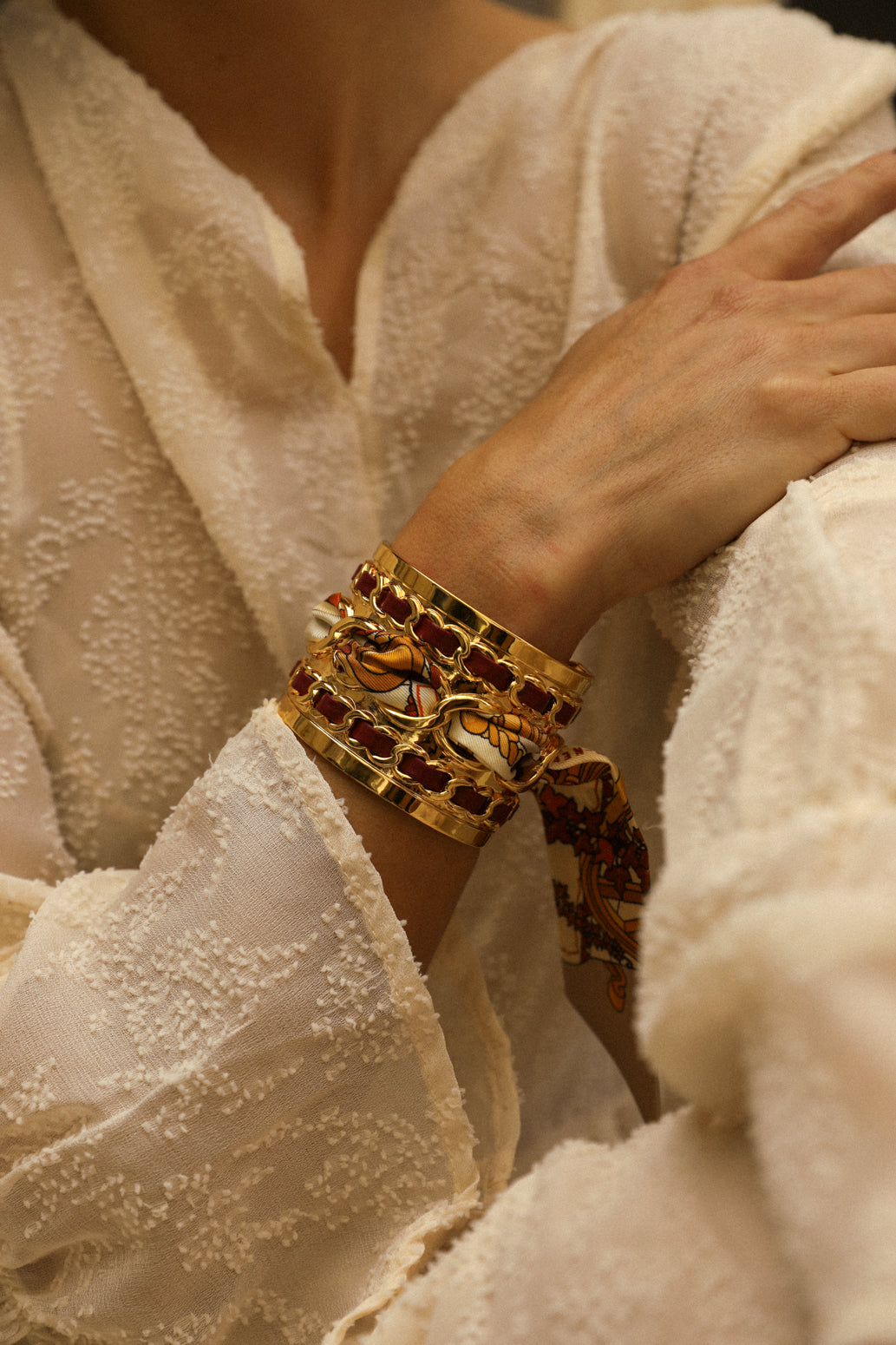 Large December cuff and ribbon Address unknown, snow