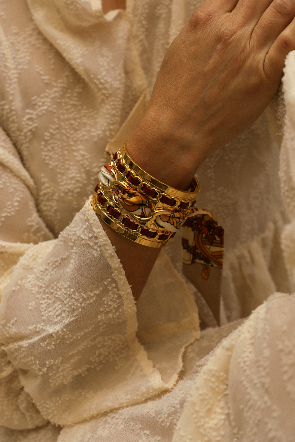 Large December cuff and ribbon Address unknown, snow